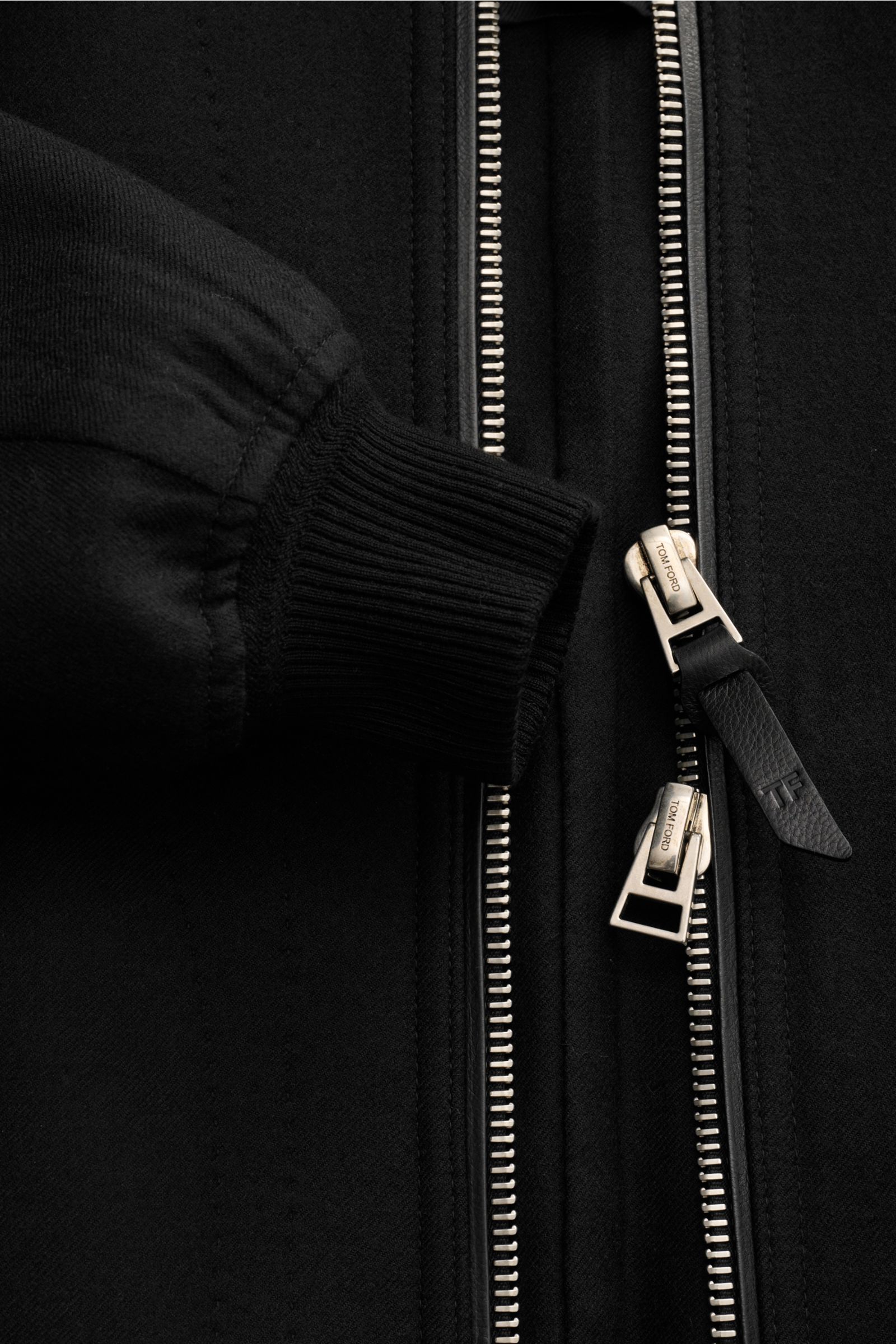 Close-up front view of the Tom Ford Veloursleder-Blouson navy showing the soft lamb suede, elastic ribbed cuff, and robust branded zipper. Luxus wie gewohnt von TOM FORD: mit diesem klassischen Blouson aus edlem Lammveloursleder mit typischen Rippstric