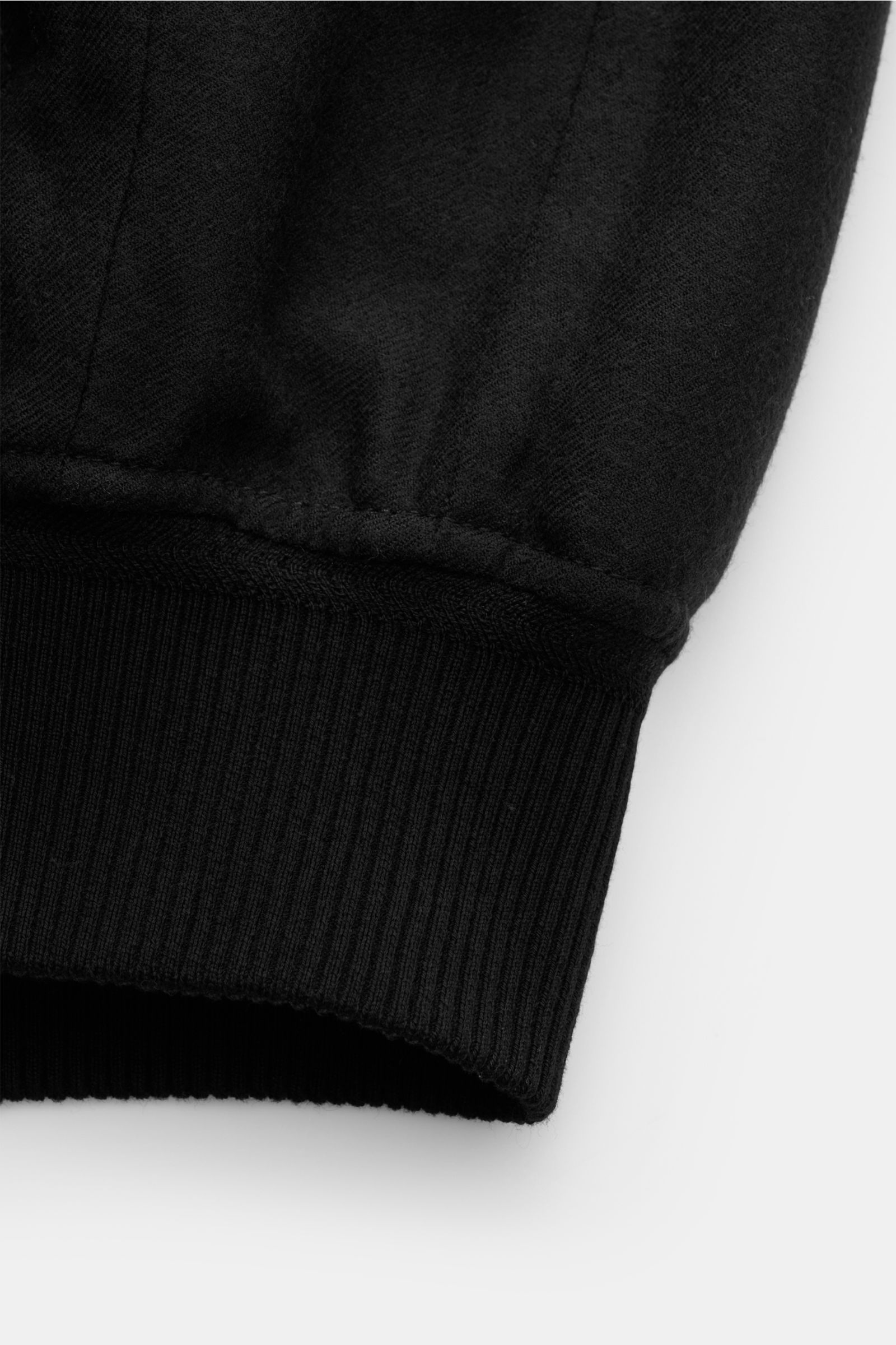 Close-up of the cuff of the Tom Ford Veloursleder-Blouson navy, showing soft lamb suede material and ribbed knit cuff from a side angle. Luxus wie gewohnt von TOM FORD: mit diesem klassischen Blouson aus edlem Lammveloursleder mit typischen Rippstrick-