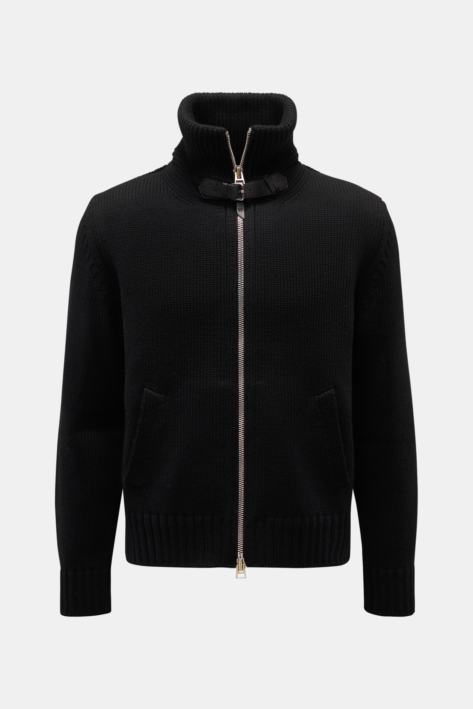 Black knit jacket with high collar and silver zipper, photographed from the front, not the Tom Ford Velourslederjacke hellbraun. 

Luxus in seiner lässigsten Form erwartet Sie bei TOM FORD mit diesem typischen Blouson aus Lammvelours, der dank des zeit