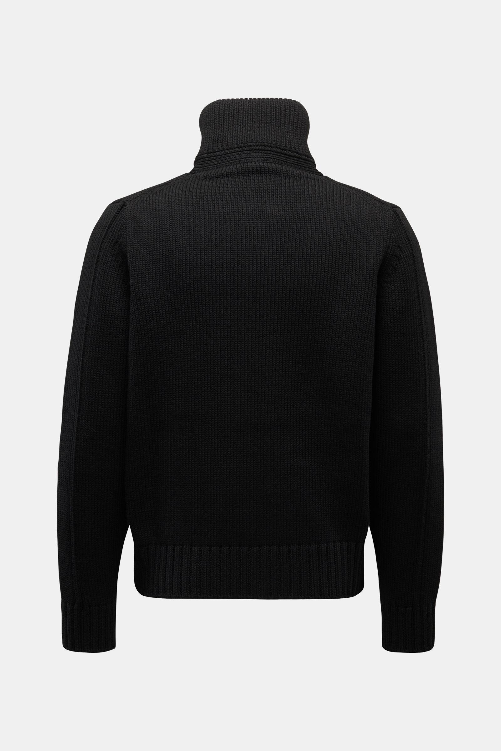 Black knitted sweater shown from the back, featuring a high collar and ribbed cuffs and hem. Luxus in seiner lässigsten Form erwartet Sie bei TOM FORD mit diesem typischen Blouson aus Lammvelours, der dank des zeitlosen Designs mühelos Trends überdauert u