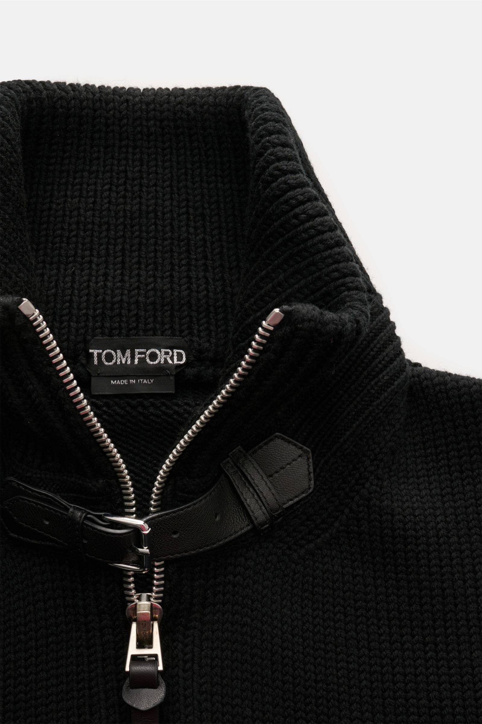 Close-up front view of the Tom Ford Velourslederjacke hellbraun, a luxury lamb suede bomber jacket with soft grip, slim fit, two-way zipper, stand-up collar with snap button strap, slanted hip pockets with snap buttons, elastic rib cuffs, smooth lining, a
