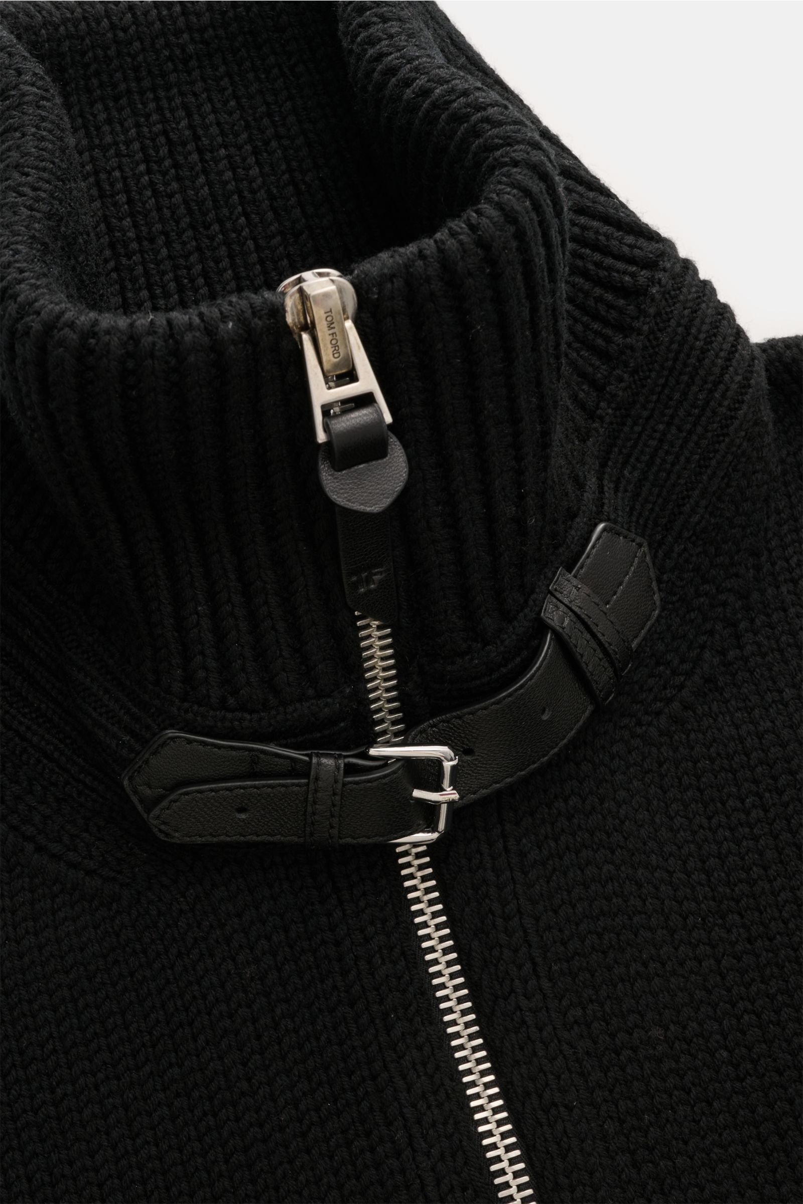 Close-up front view of Tom Ford Velourslederjacke hellbraun focusing on the ribbed stand collar with a silver two-way zipper and black leather buckle strap. Luxus in seiner lässigsten Form erwartet Sie bei TOM FORD mit diesem typischen Blouson aus Lammvel