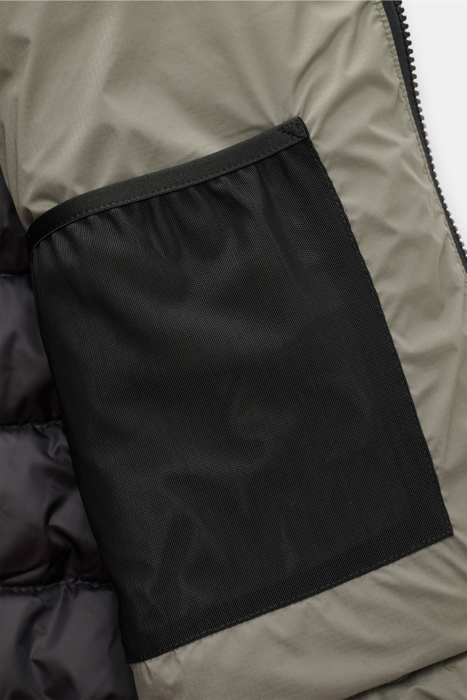 Canada Goose Daunenjacke 'Lodge Hoody' graugrün, Innenansicht mit schwarzer Innentasche, leichte, verstaubare Daunenfüllung.