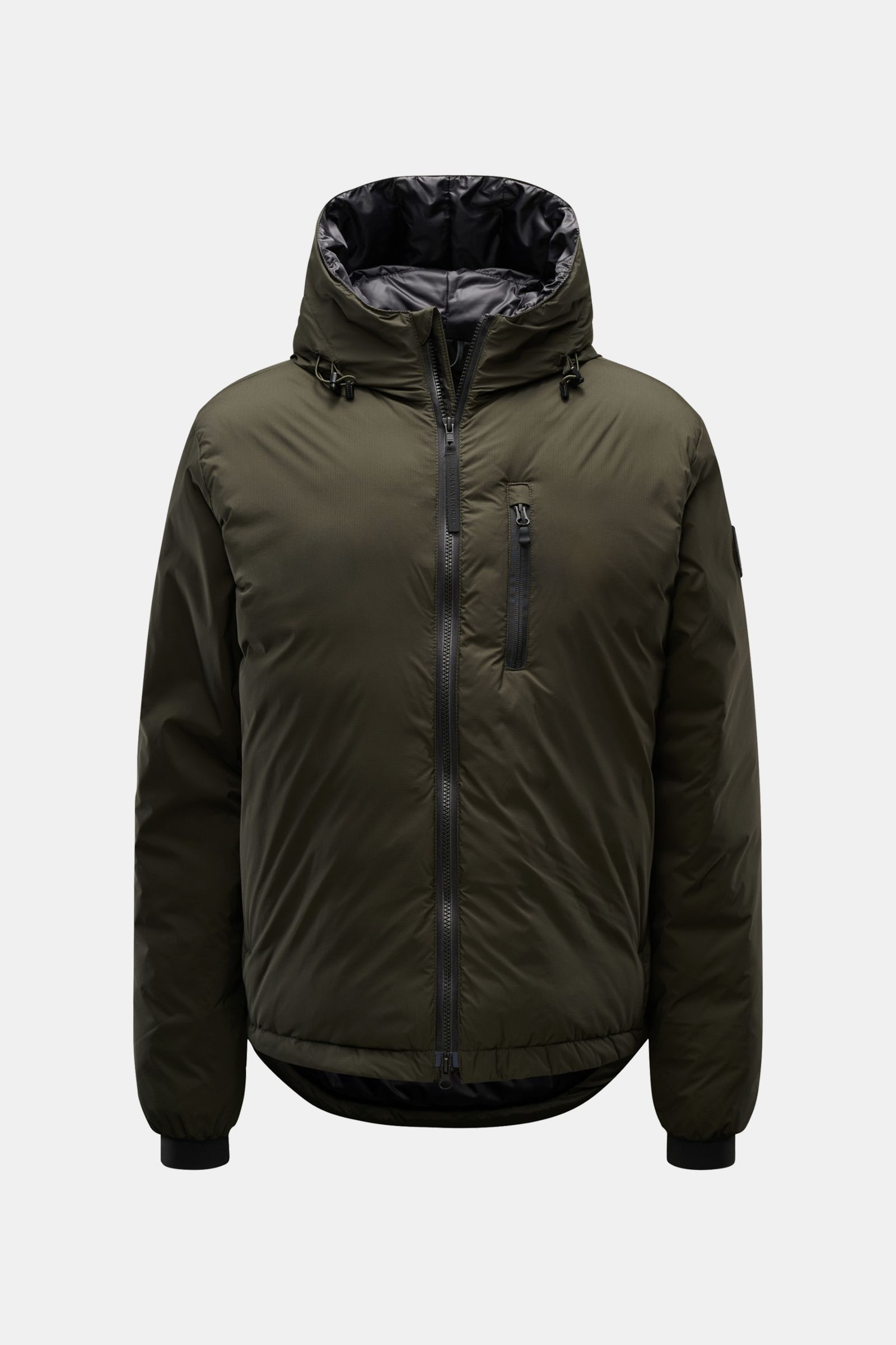 Front view of Canada Goose Daunenjacke 'Lodge Hoody' dunkelgrün, a lightweight, packable down jacket with padded hood and down filling for 0 to -15°C, featuring ripstop microfiber fabric, wind- and water-resistant, slim fit, high two-way zipper, adjustabl