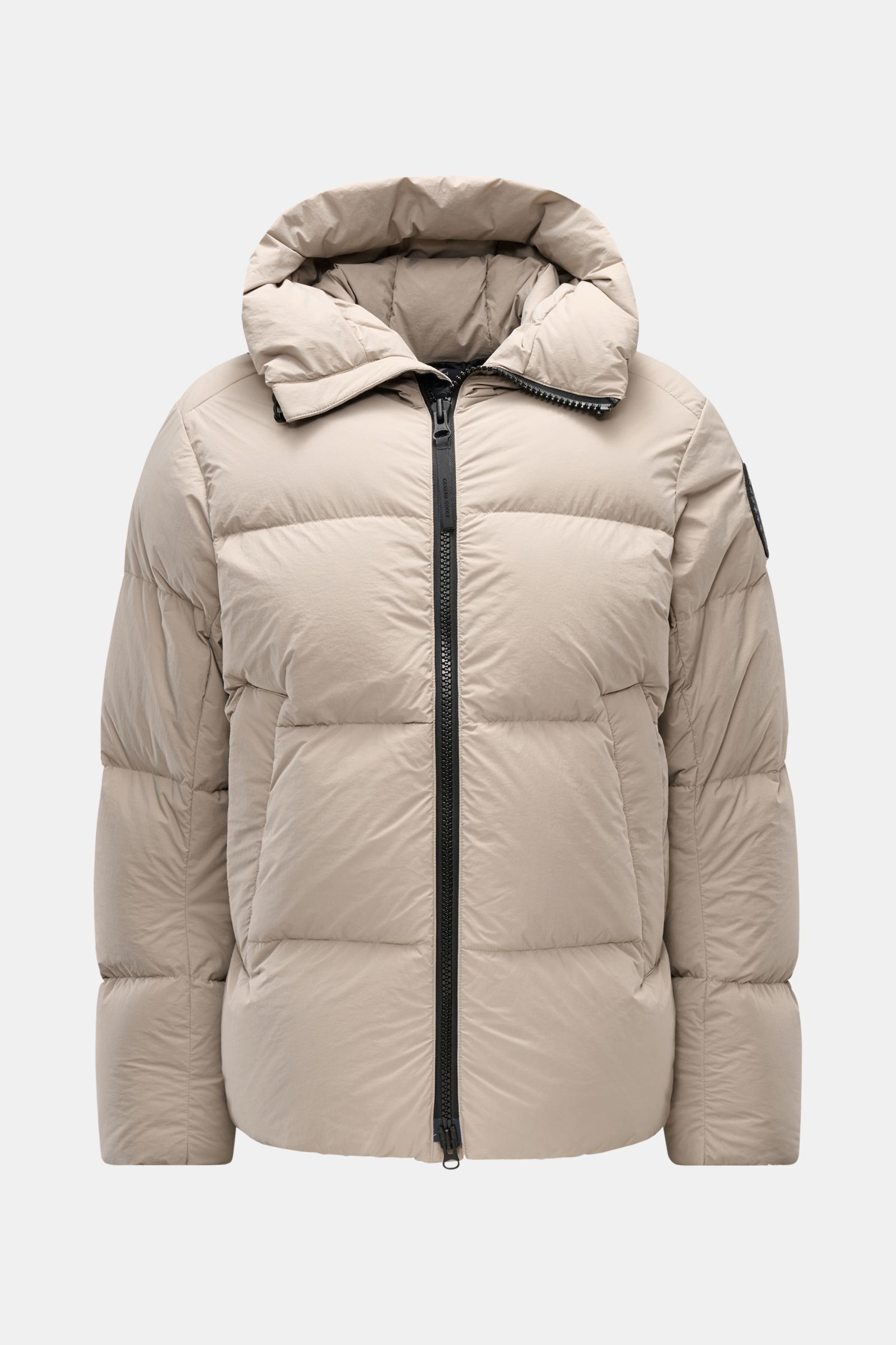 Frontansicht der Canada Goose Daunenjacke 'Crofton Puffer' sand, voluminös mit Kapuze, Popeline Microfaser, Regular Fit, Zwei-Wege-Reißverschluss, Windschutzbündchen, Innentaschen.