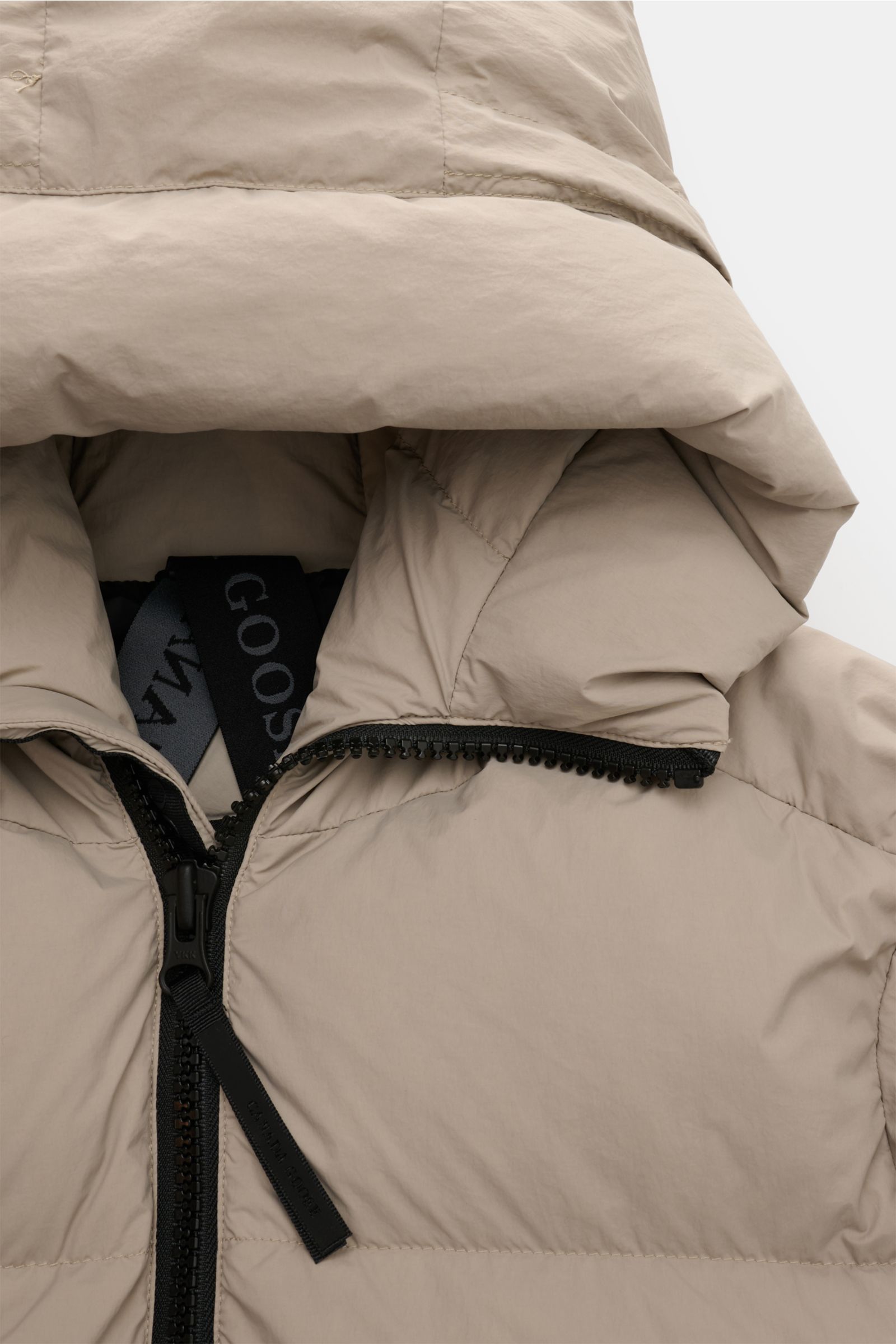 Nahaufnahme der Canada Goose Daunenjacke 'Crofton Puffer' sand von vorne oben mit Kapuze, Microfaser, voluminöser Daunenfüllung, Reißverschluss.