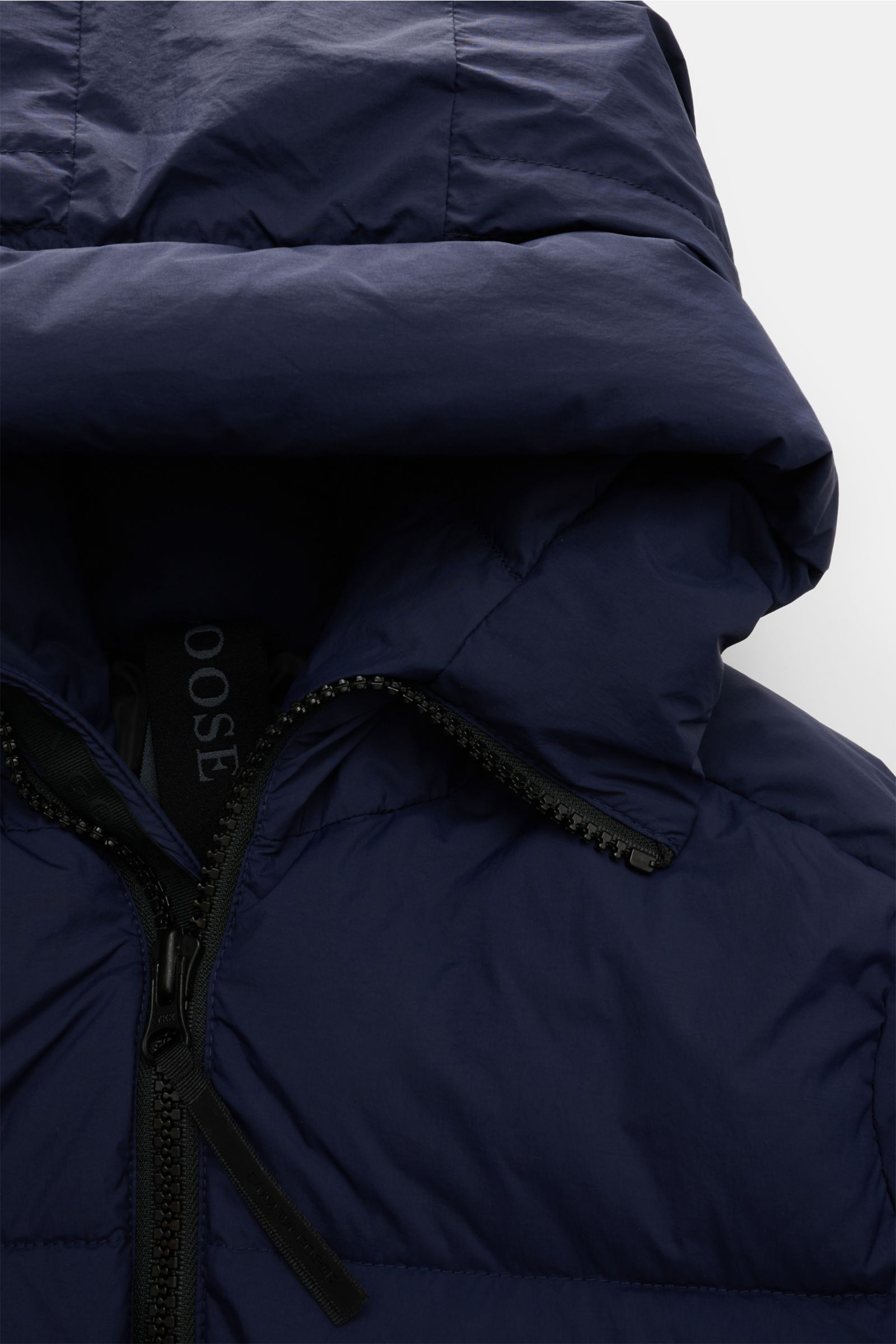 Nahaufnahme der Kapuze und des Zwei-Wege-Reißverschlusses der Canada Goose Daunenjacke 'Crofton Puffer' navy aus Microfaser.
