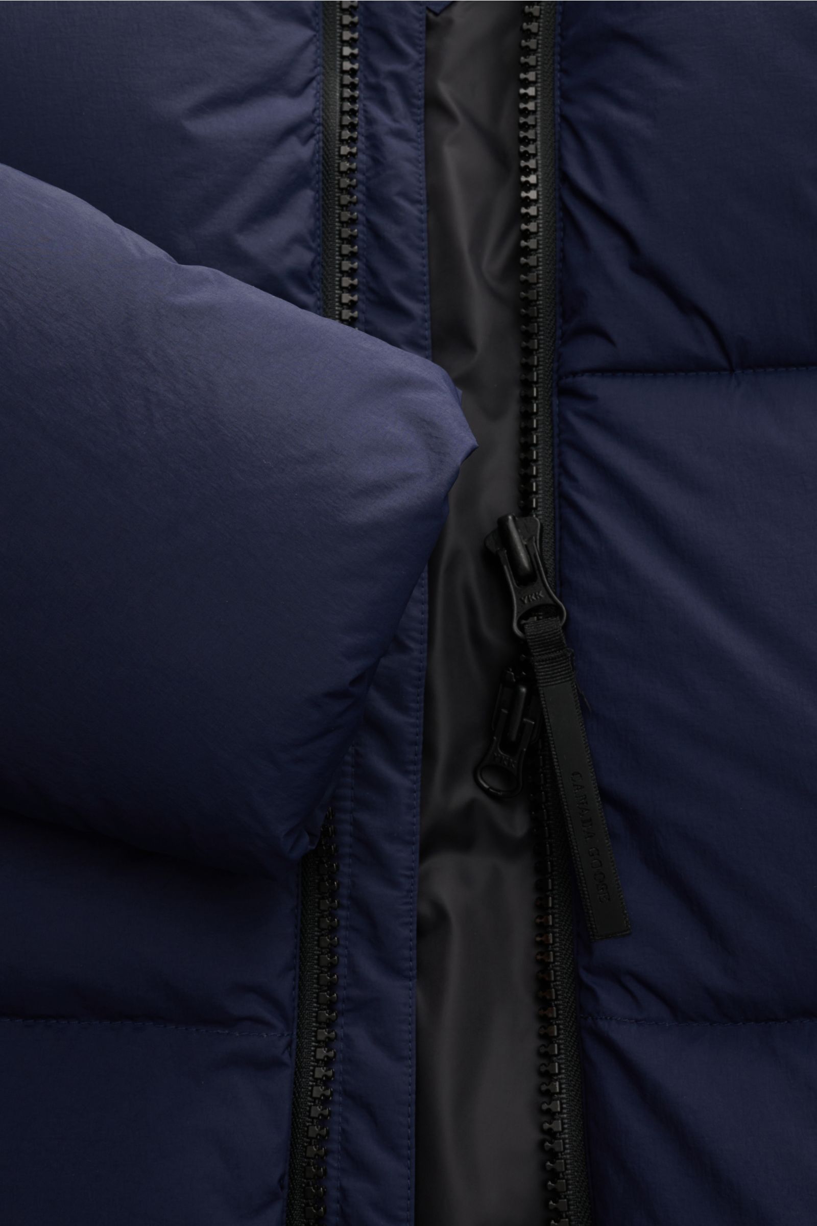 Canada Goose Daunenjacke 'Crofton Puffer' navy, Detailansicht von Reißverschluss, voluminöse Daunenfüllung, Microfaser-Popeline, Kapuze, Regular Fit.