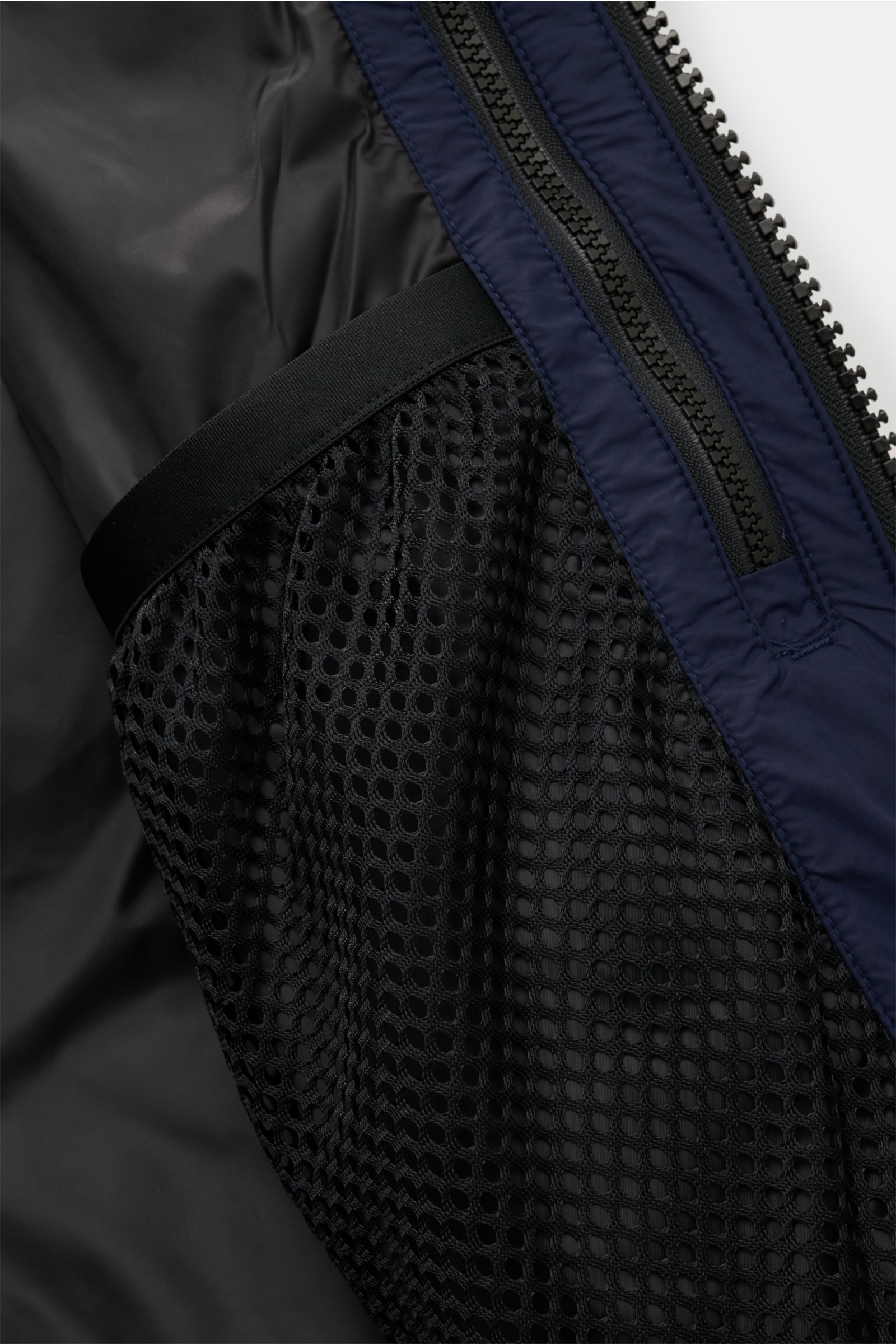 Innenansicht der Canada Goose Daunenjacke 'Crofton Puffer' navy, Detail von Mesh-Innentasche, Reißverschluss und glattem Futterstoff.
