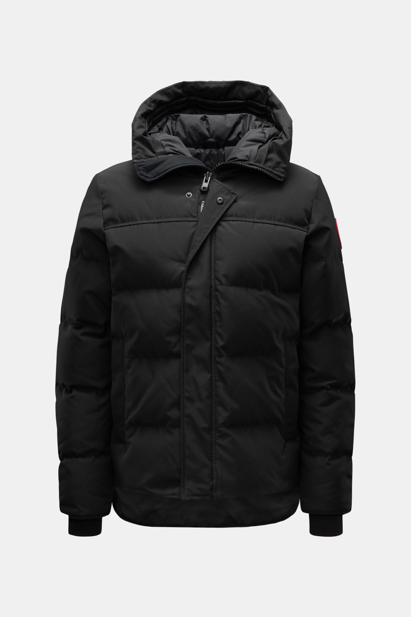 Canada Goose Daunenjacke 'Macmillan' schwarz, frontal fotografiert, mit hochschließender Kapuze, Slim Fit, wasserabweisend, Daunenfüllung und innenliegenden Rucksack-Riemen.