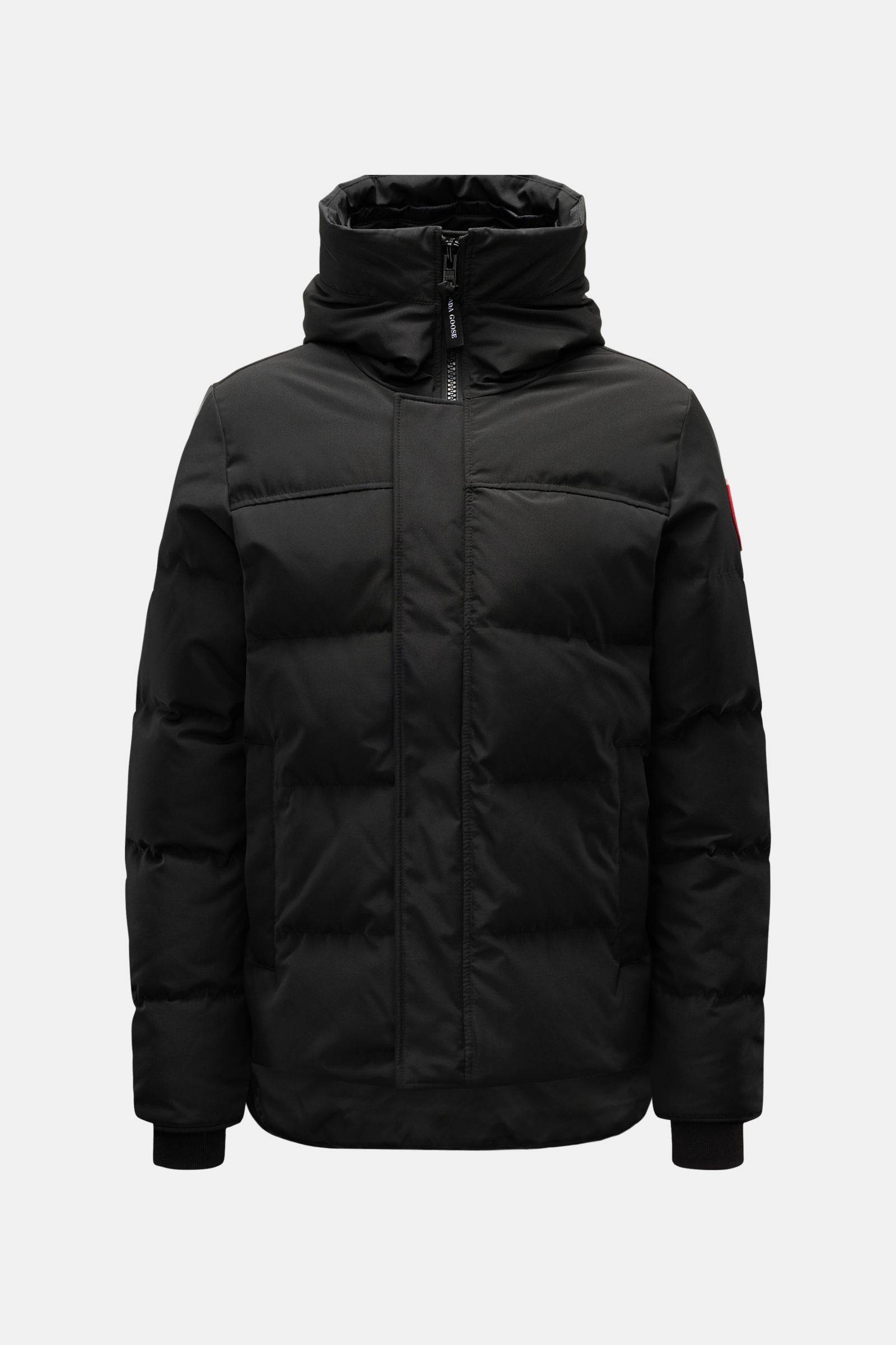 Canada Goose Daunenjacke 'Macmillan' schwarz, frontale Aufnahme, wasserabweisend, Slim Fit, Daunenfüllung, hochschließende Kapuze, Rucksack-Riemen innen, Reißverschluss, Windblende, Fronttaschen mit Zipper.