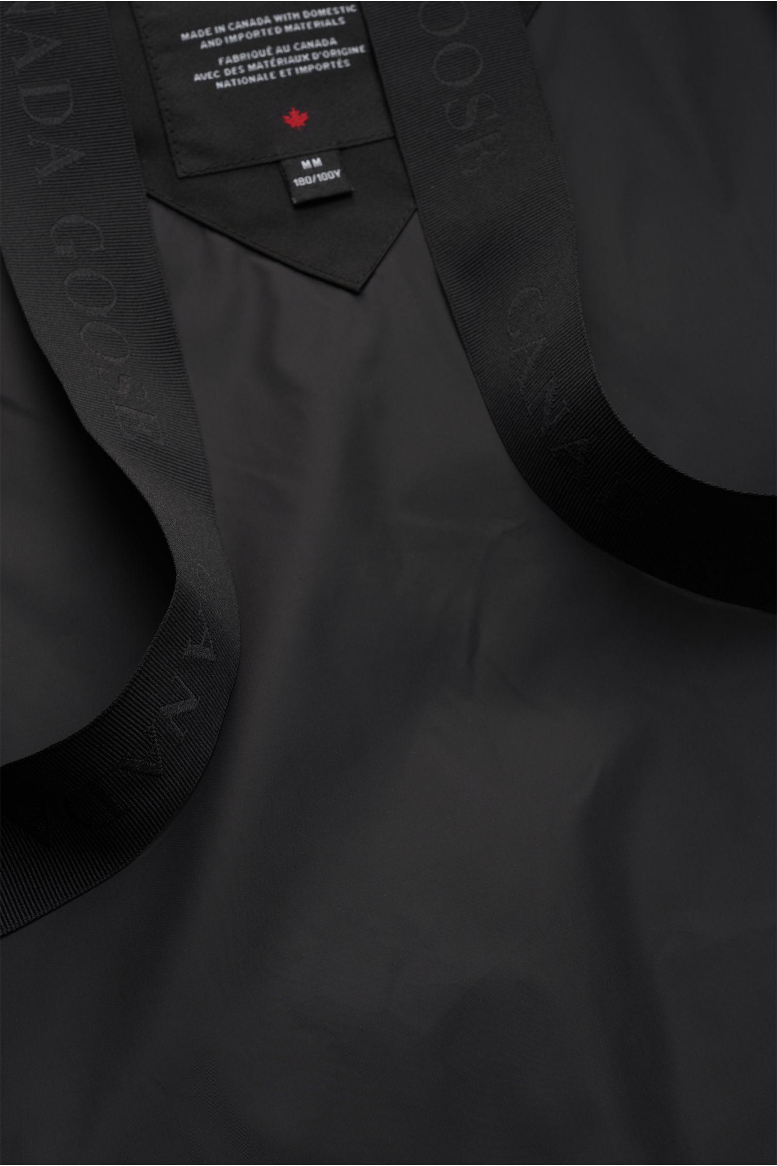 Canada Goose Daunenjacke 'Macmillan' schwarz, Detailansicht innenliegender Rucksack-Riemen, hochwertiger Mix aus Microfaser und Baumwolle, Slim Fit, wasserabweisend, wärmende Daunenfüllung, hochschließende Kapuze, robuste Reißverschlüsse.