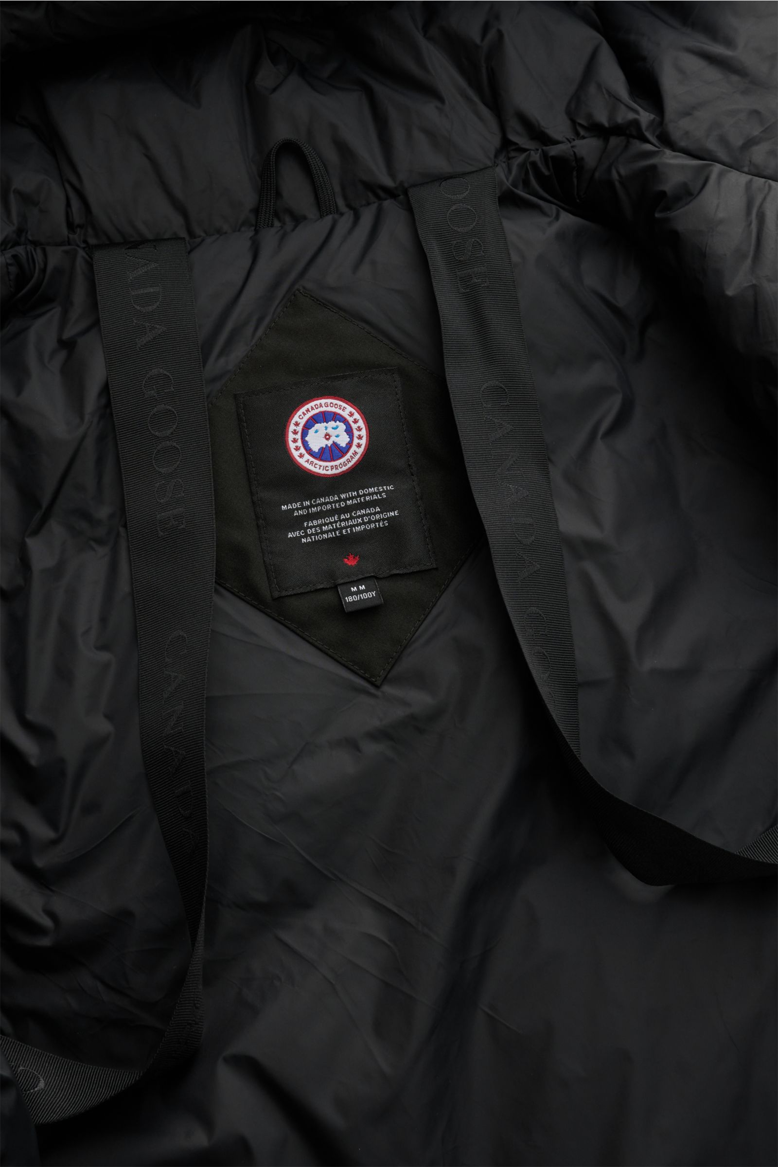 Canada Goose Daunenparka 'Langford' schwarz, Innenansicht mit Arctic-Tech-Material, Rucksackriemen, Windblende, Daunenfüllung, Regular Fit.