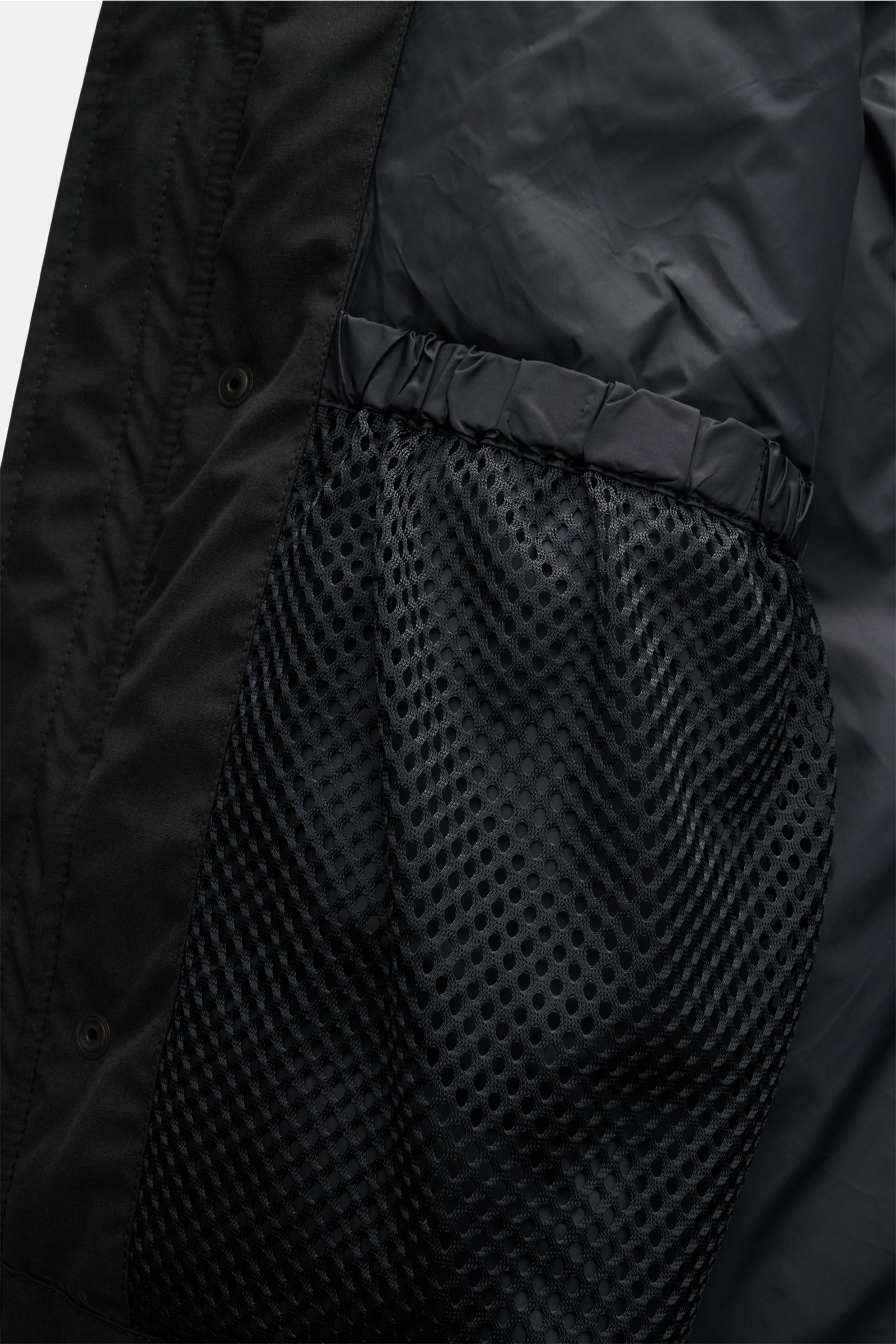 Nahaufnahme des Innenfutters vom Canada Goose Daunenparka 'Langford' schwarz mit Mesh-Innentasche, elastischem Bund und glattem Arctic-Tech-Material.