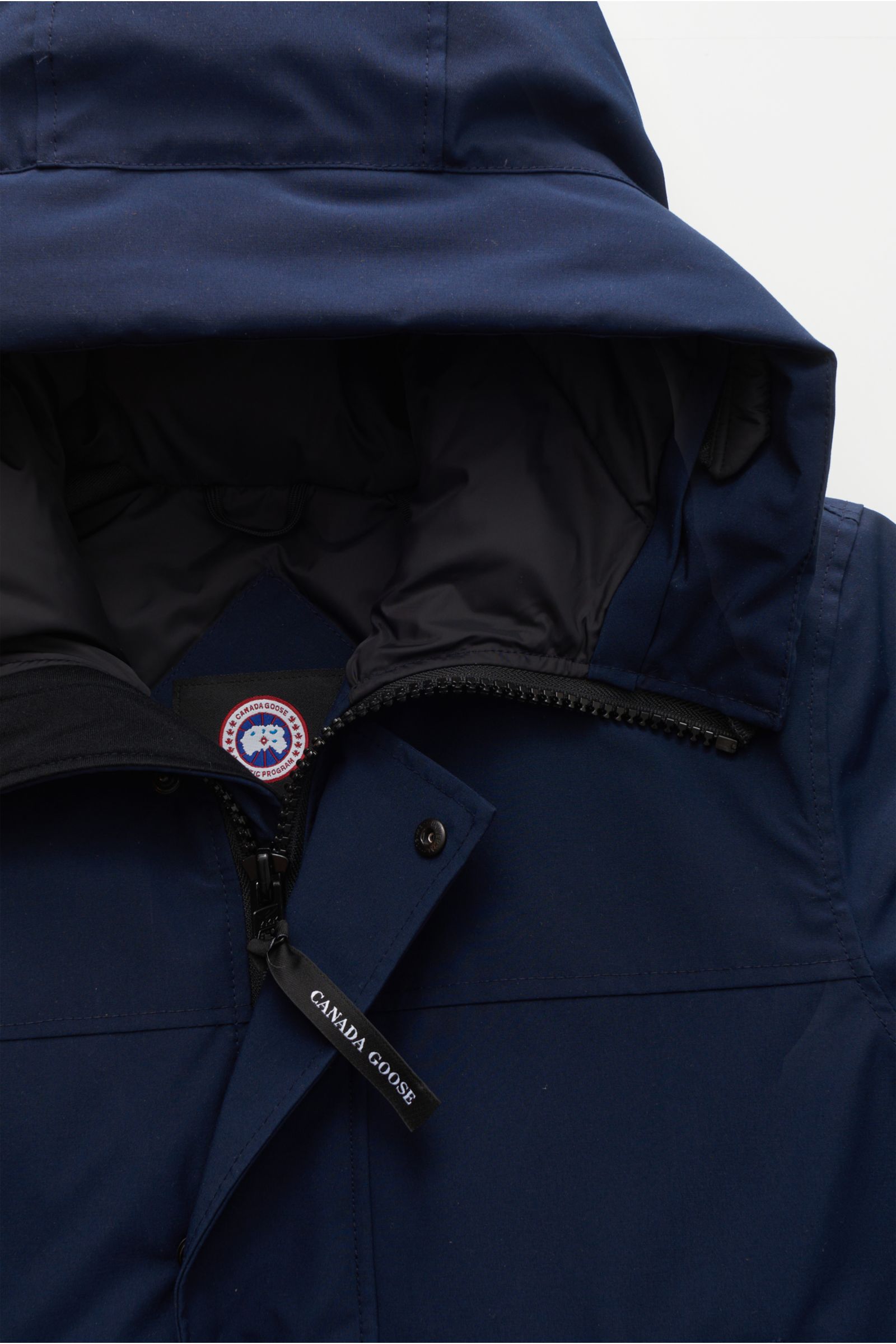 Canada Goose Daunenparka 'Langford' navy, Nahaufnahme von oben, mit Arctic-Tech-Material, wärmender Daunenfüllung, Kapuze und Zwei-Wege-Reißverschluss.