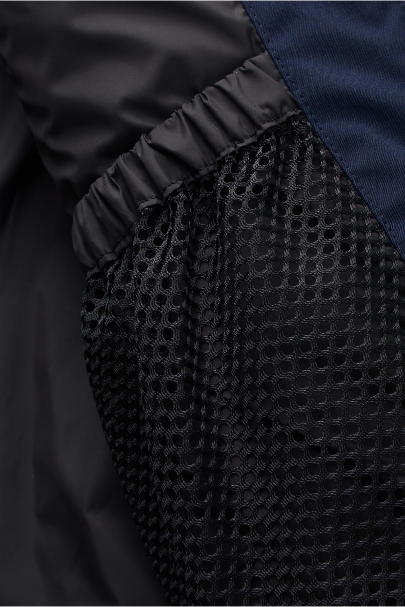 Nahaufnahme des Innenfutters mit elastischem Netz und glattem Stoff des Canada Goose Daunenparka 'Langford' navy in urbanem Stil.