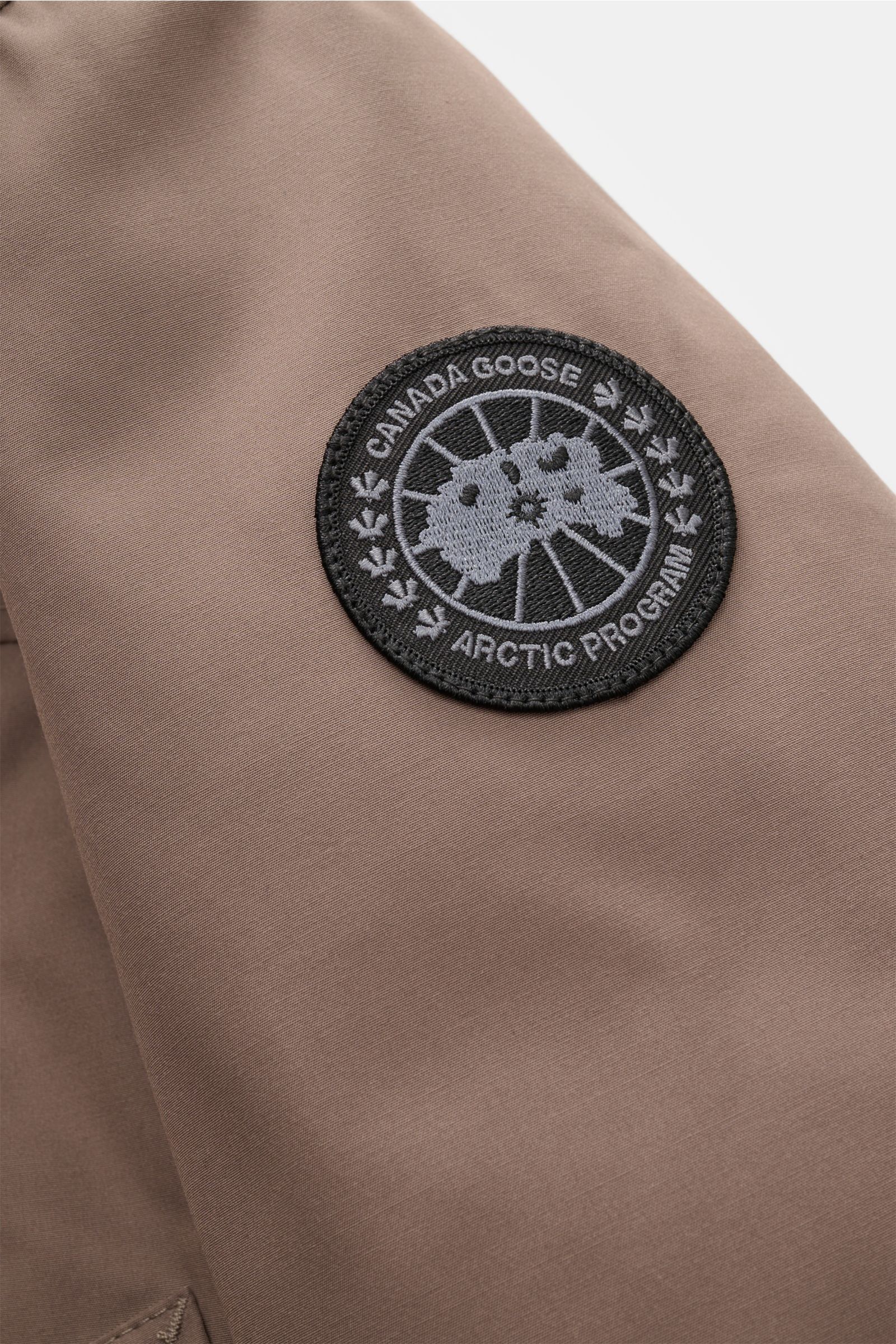 Canada Goose Daunenparka 'Langford' taupe, Nahaufnahme Ärmel mit tonalem Weblabel, glattes Arctic-Tech-Material, funktional, urban.