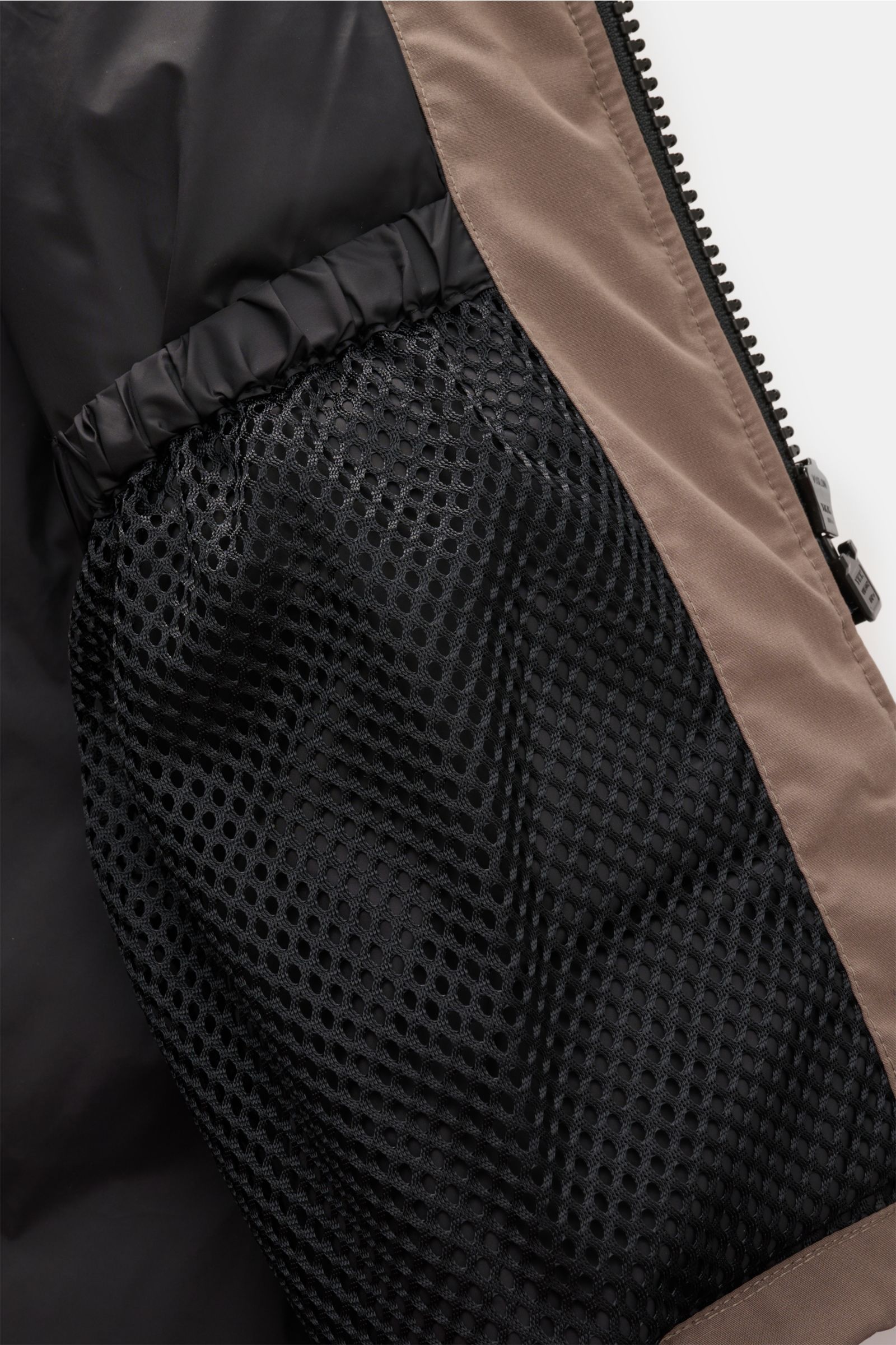 Innenansicht des Canada Goose Daunenparka 'Langford' taupe, Detailaufnahme des Mesh-Innenfachs und Reißverschlusses im urbanen, funktionalen Design.