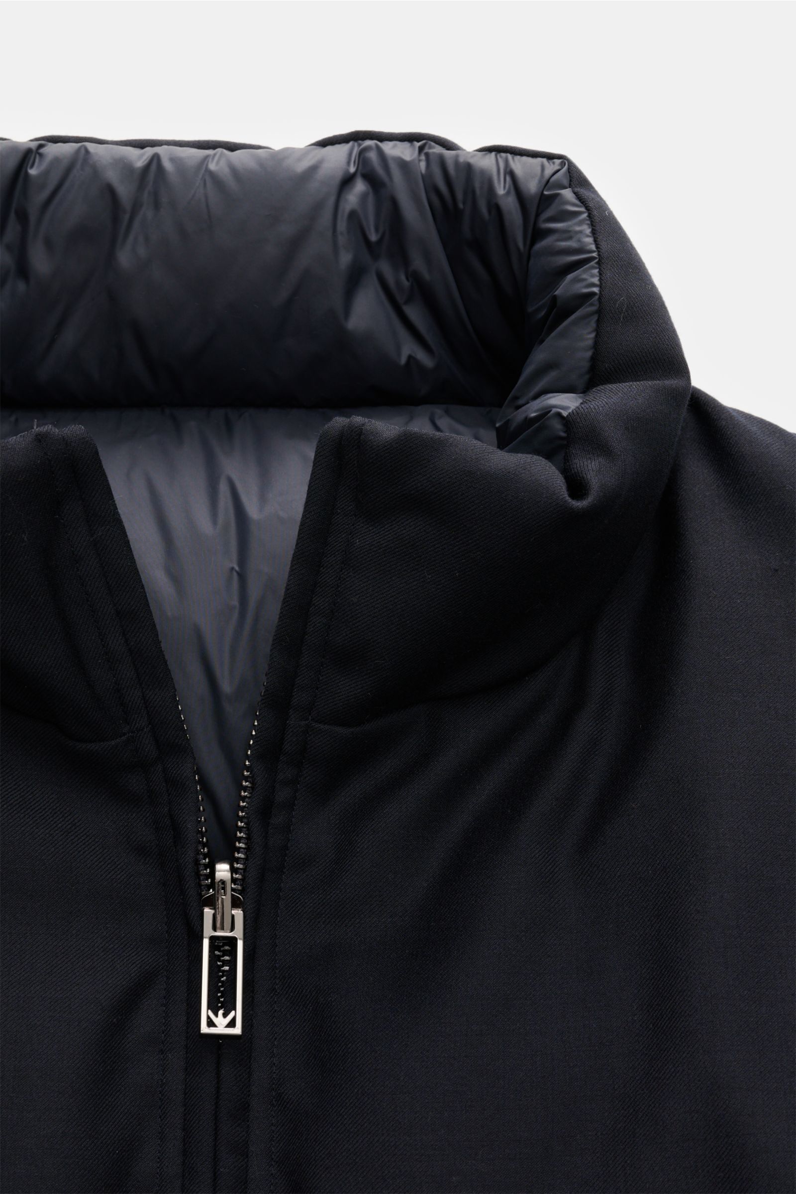 Emporio Armani Wende-Daunenjacke navy, Nahaufnahme von oben, Twill-Woll-Mix außen, Nylon innen, Daunenfüllung, Stehkragen, Zwei-Wege-Reißverschluss.