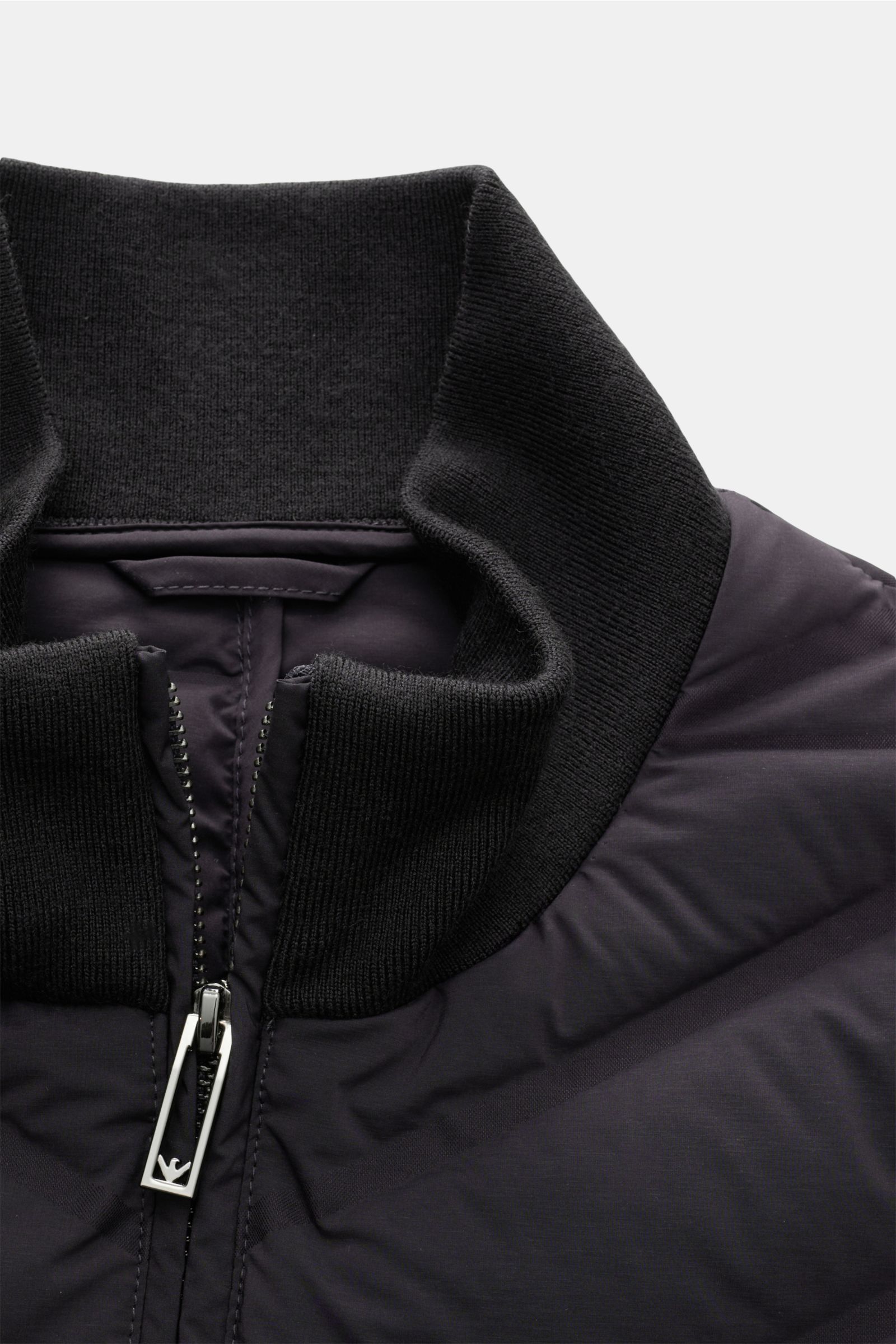 Emporio Armani Daunenjacke dark navy, Nahaufnahme von Stehkragen und Zipper-Front, Slim Fit, Strickärmeln, Microfaser, leichte Daunenfüllung.