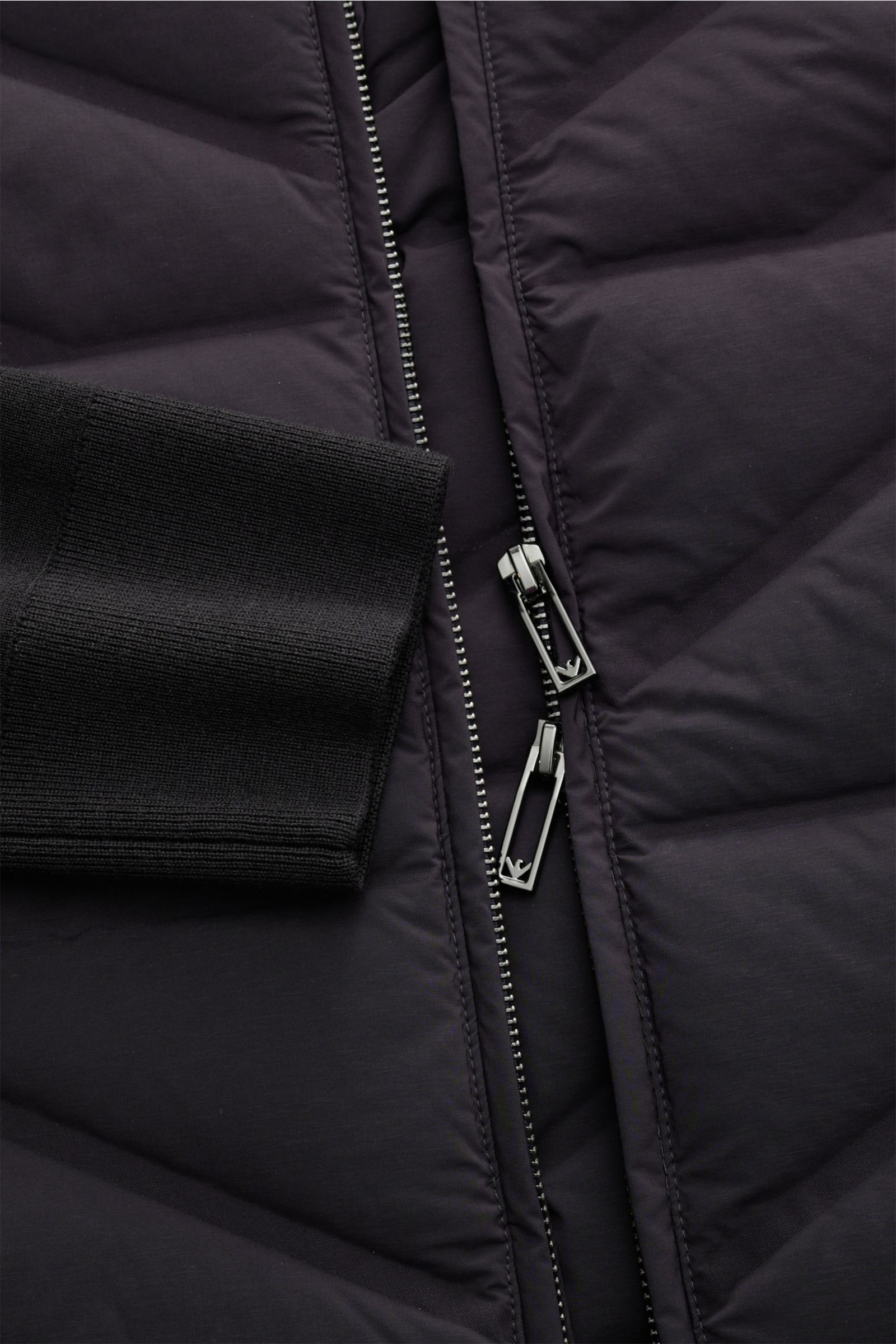 Emporio Armani Daunenjacke dark navy mit Strickärmel-Einsatz, Zipper-Fronttaschen und Stehkragen, Slim Fit, Detailaufnahme von oben.