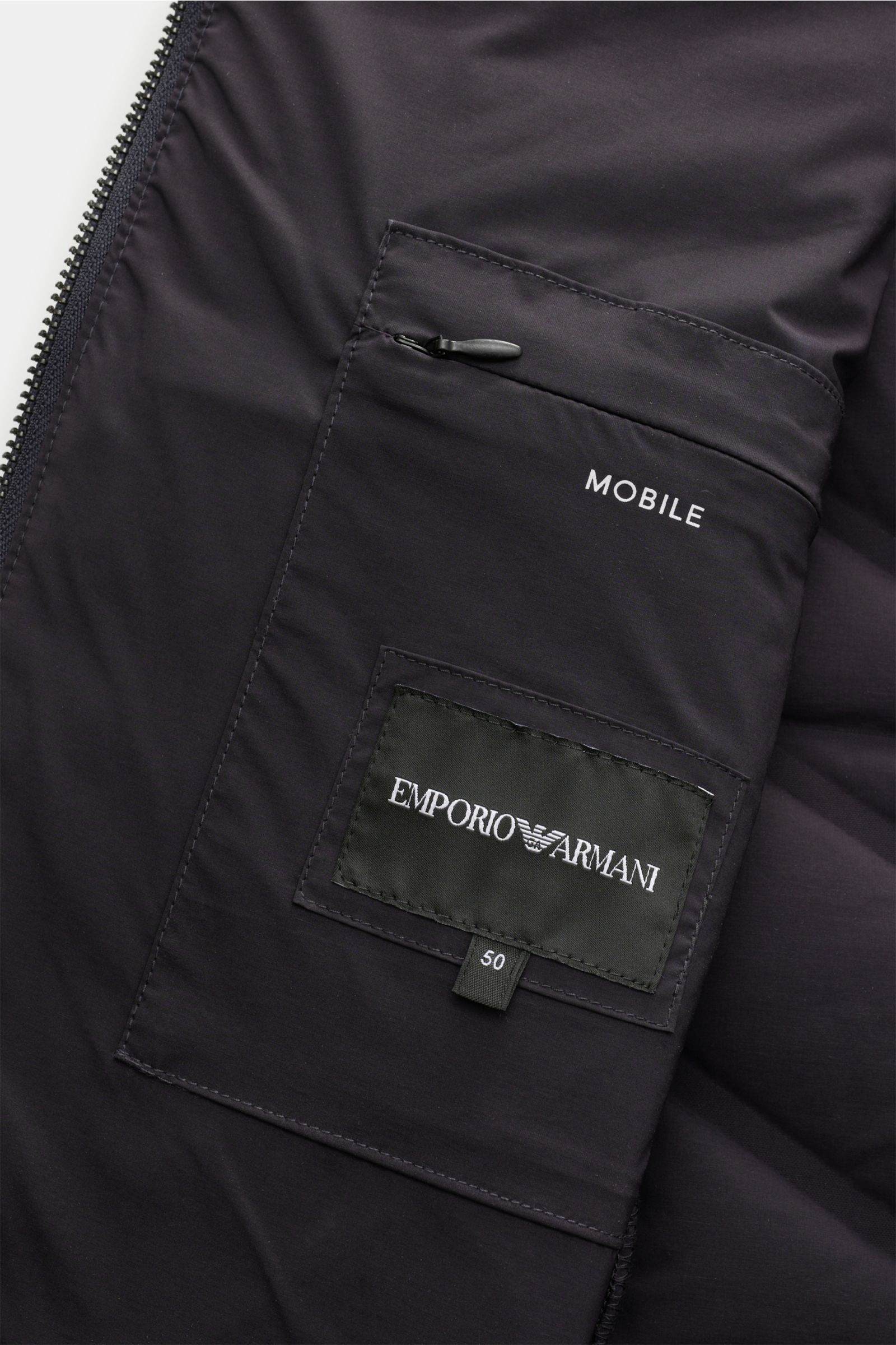 Emporio Armani Daunenjacke dark navy, Innenansicht mit Zipper-Innentasche, hochwertiger Microfaser und leichter Daunenfüllung.