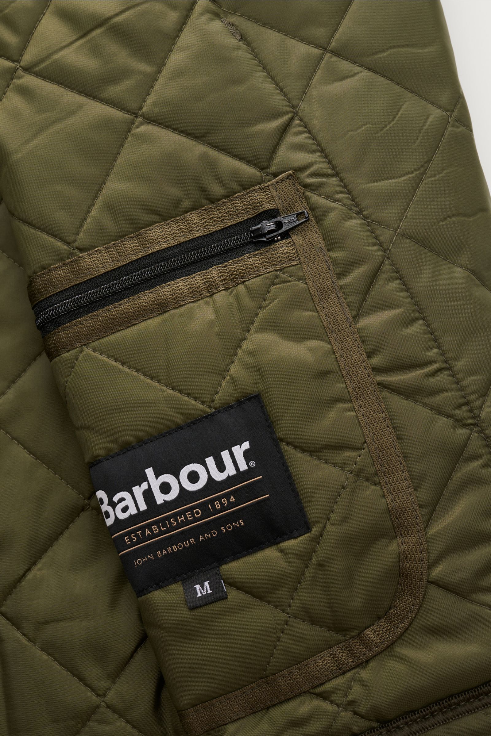 Barbour Steppjacke 'Liddesdale Quilt' oliv, Detailansicht der Innentasche mit Reißverschluss, hochwertige Microfaser, leichte Wattierung.