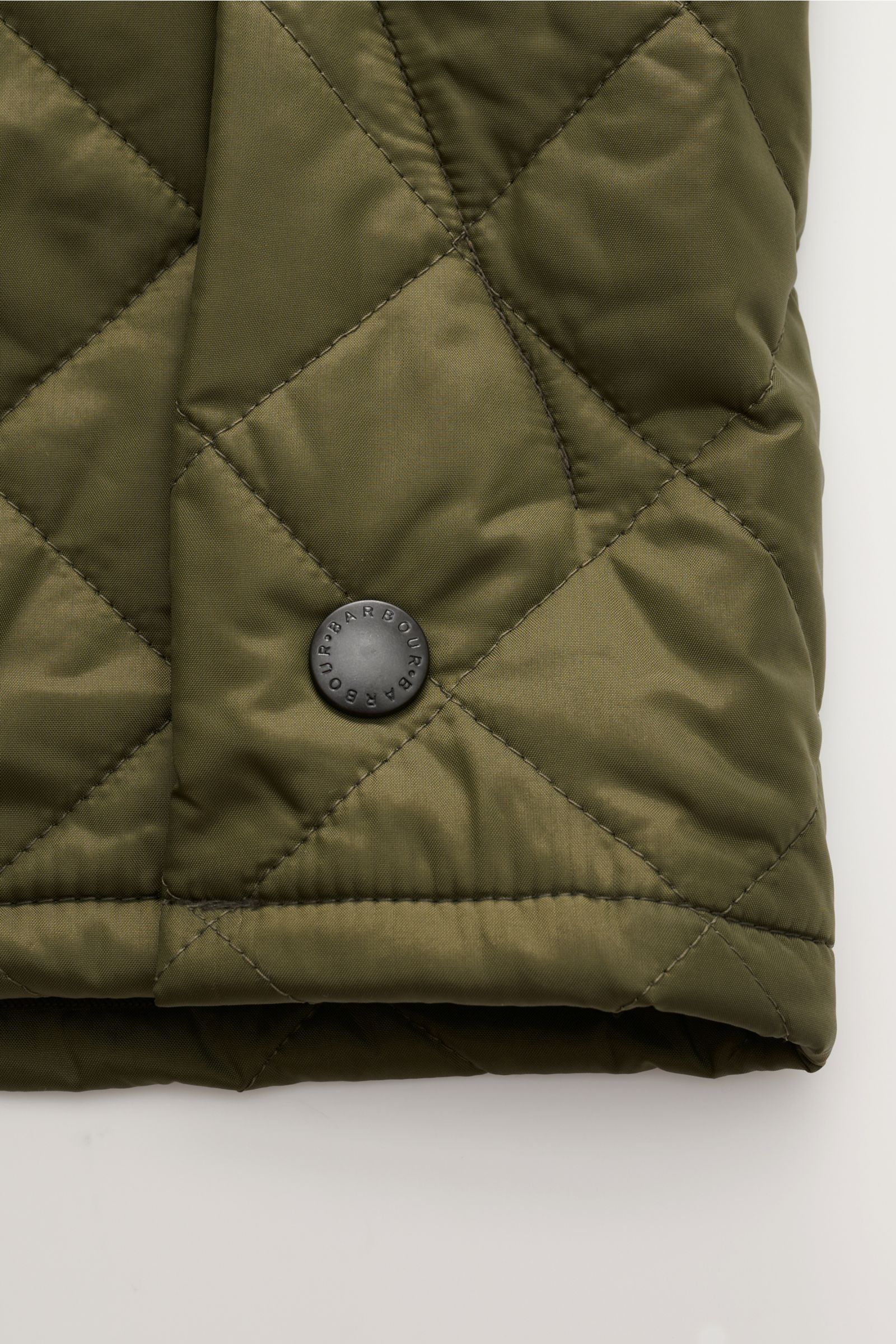 Barbour Steppjacke 'Liddesdale Quilt' oliv, Detailaufnahme Druckknopf und Steppung, Microfaser, leichte Wattierung, Regular Fit