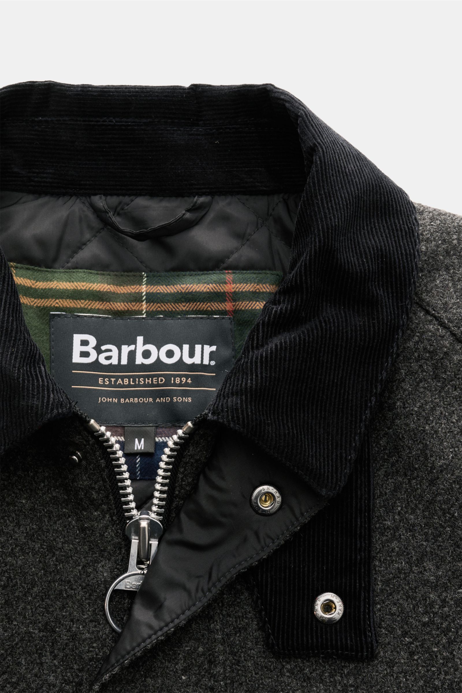Barbour Wolljacke 'Bedale' anthrazit meliert, Nahaufnahme von oben zeigt Feincord-Kragen, Tartan-Besatz, Reißverschluss, wattiertes Futter.