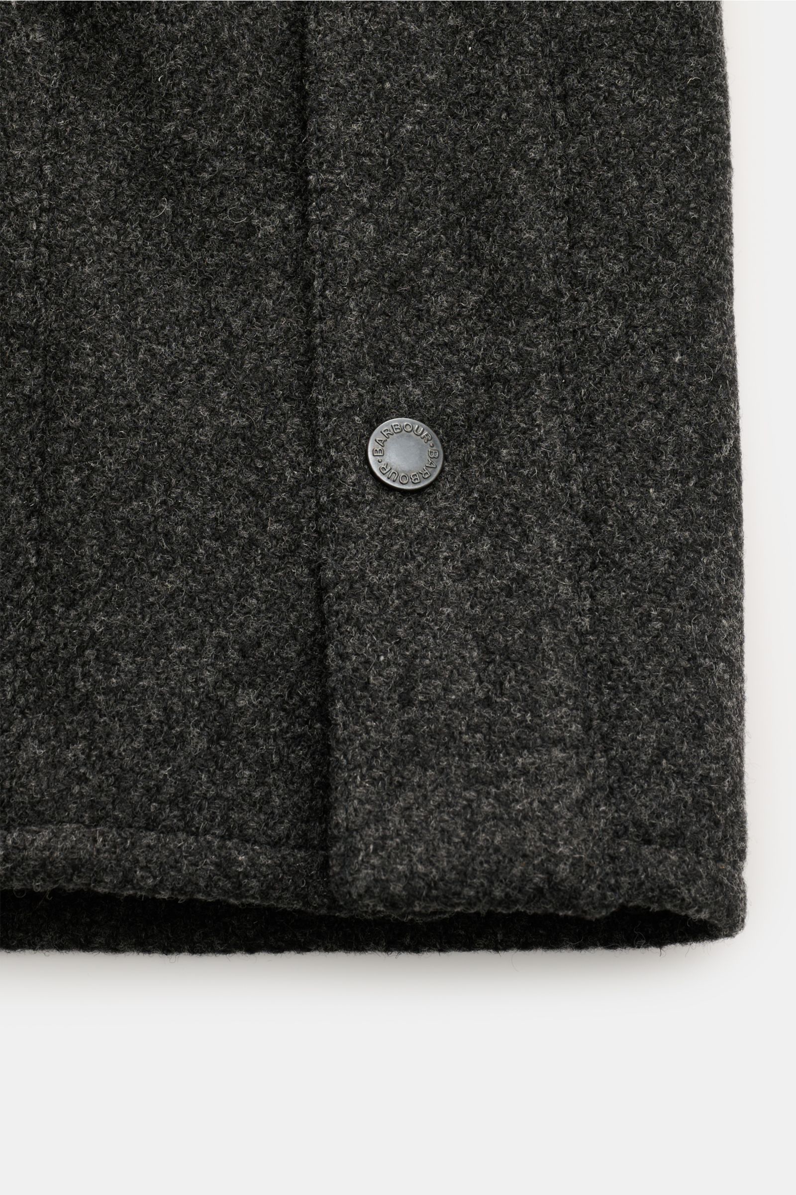 Nahaufnahme der Barbour Wolljacke 'Bedale' anthrazit meliert, Detailansicht des Wollstoffs und eines Druckknopfs vorne, robust und griffig.