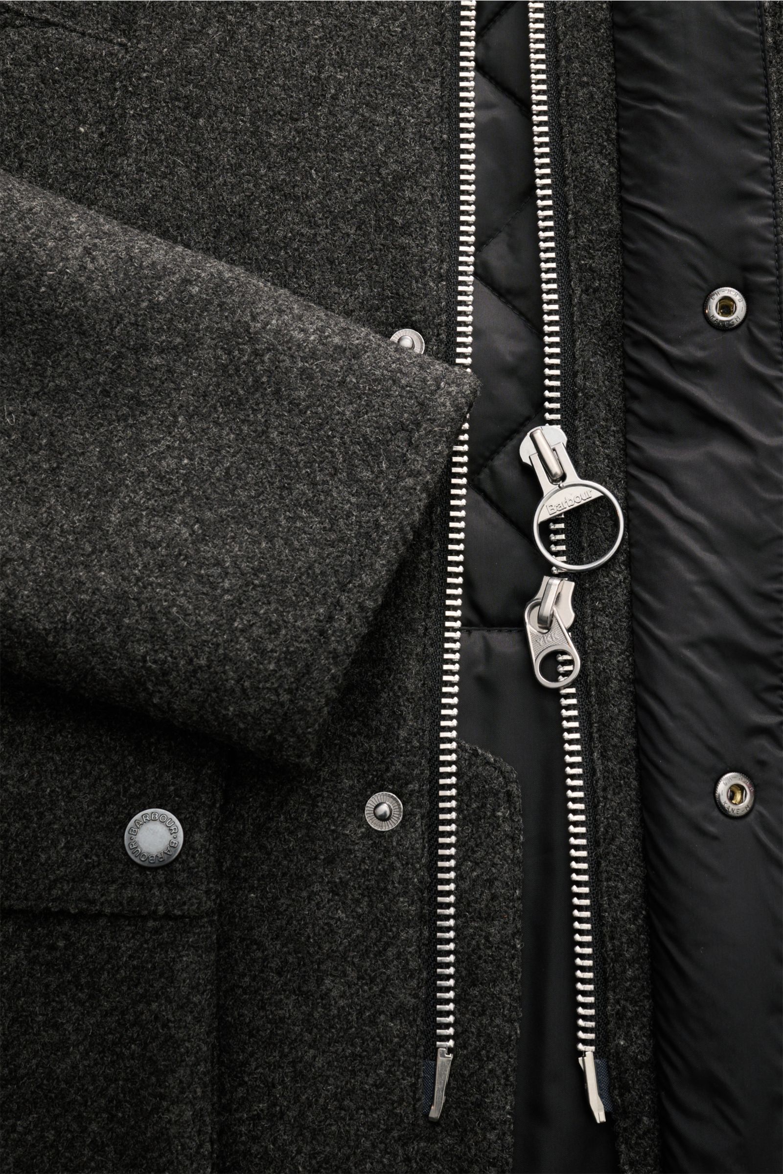 Nahaufnahme der Barbour Wolljacke 'Bedale' anthrazit meliert mit Feincord-Kragen, robustem Zwei-Wege-Reißverschluss und gestepptem Innenfutter.