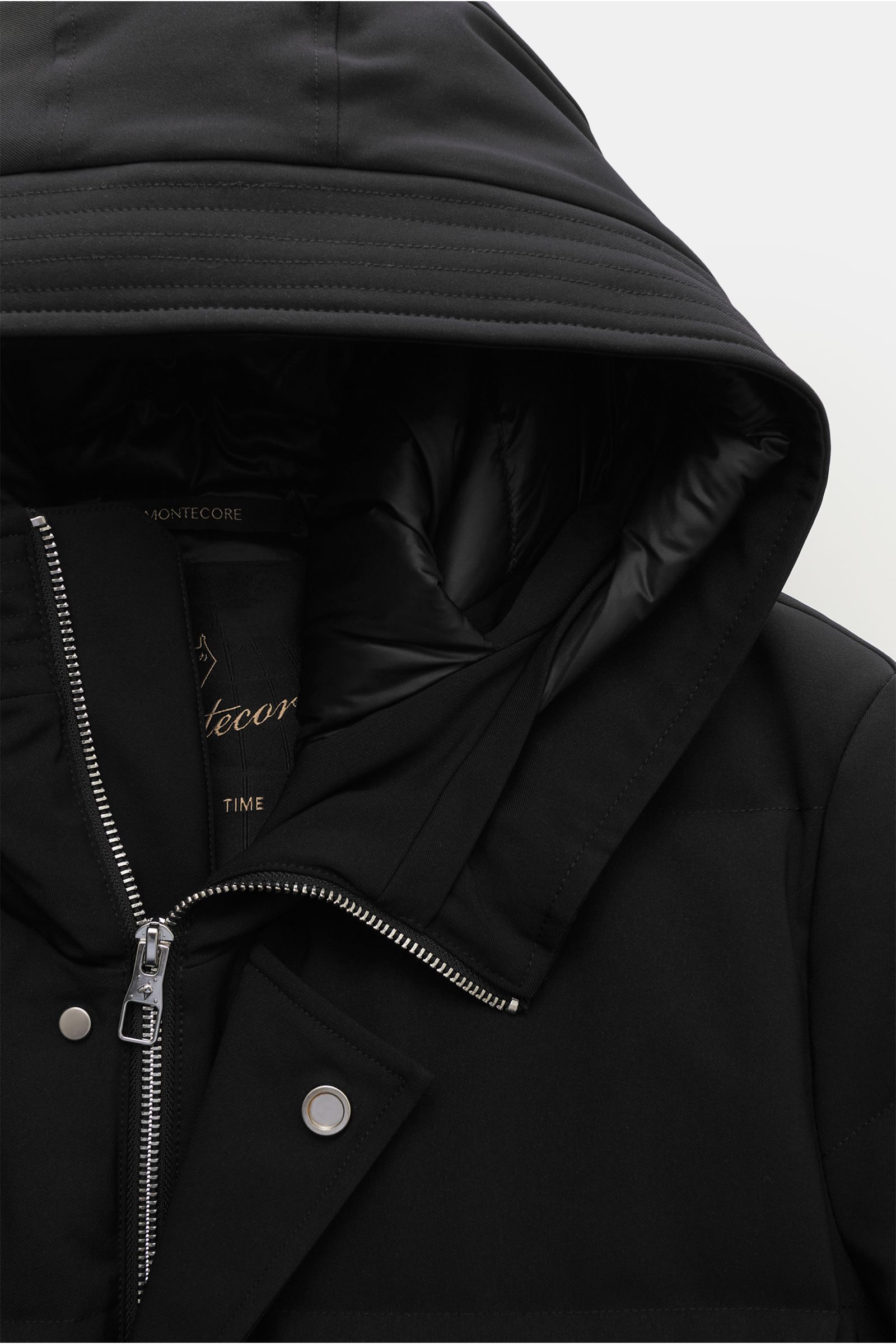 Montecore Daunenjacke schwarz, Detailfoto von oben, Twill aus Microfaser, weicher Griff, wärmende Daunenfüllung, gesteppte Optik, Kapuze, Zwei-Wege-Reißverschluss, Windblende mit Druckknöpfen, schräge Fronttaschen, aufgesetzte Hüfttaschen, geschmeidiges F