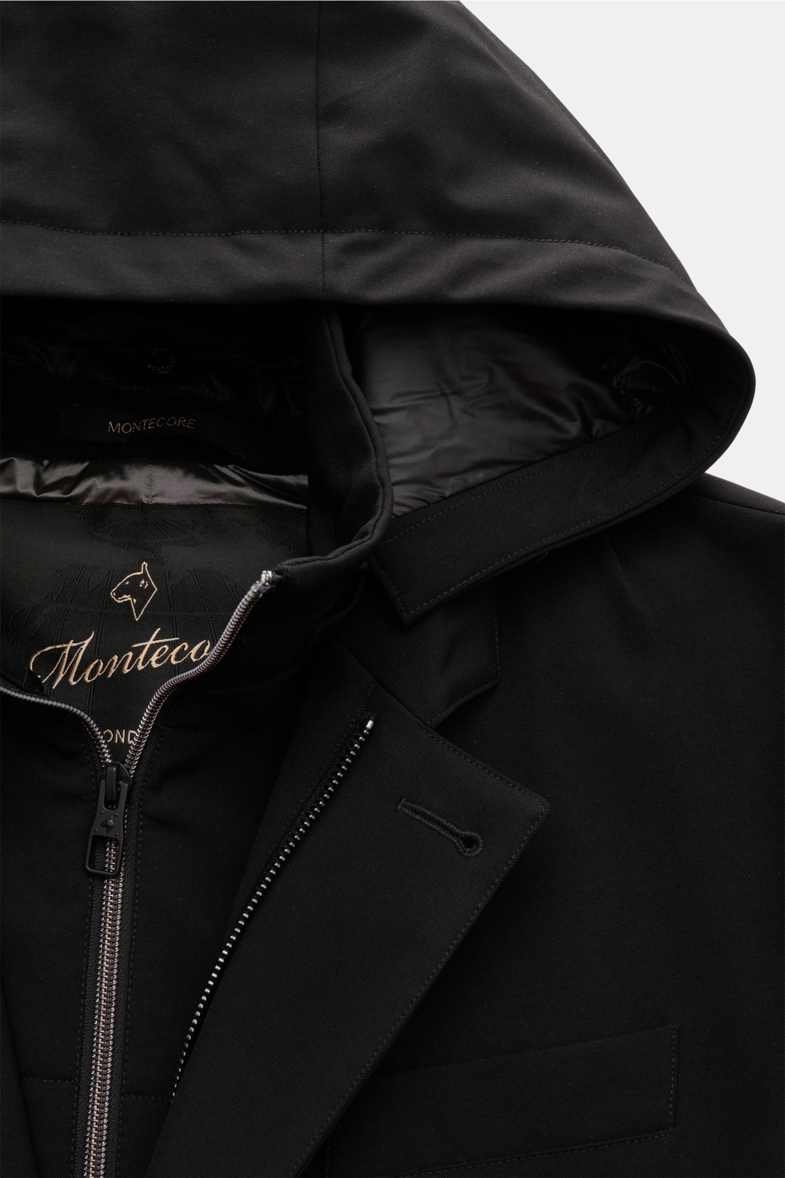 Montecore Daunen-Kurzmantel schwarz, Nahaufnahme von Kapuze, Reißverschluss, Double-Front, wind- und wasserabweisendem AeroTwill-Material.