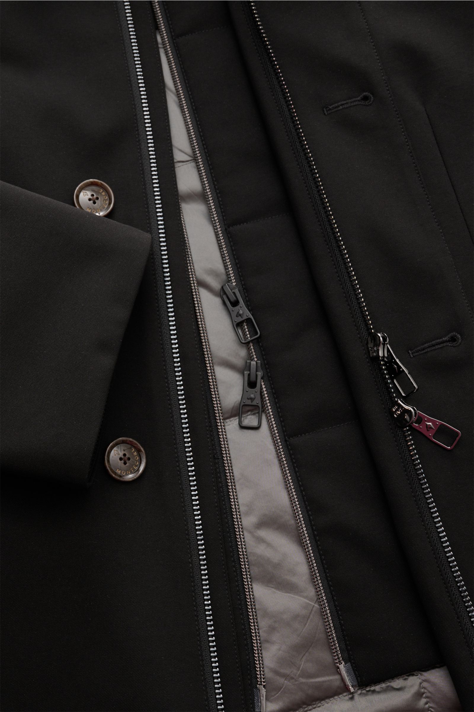 Montecore Daunen-Kurzmantel schwarz aus AeroTwill, Detailansicht von innen mit Reißverschlüssen, herausnehmbarer Double-Front und Knöpfen.