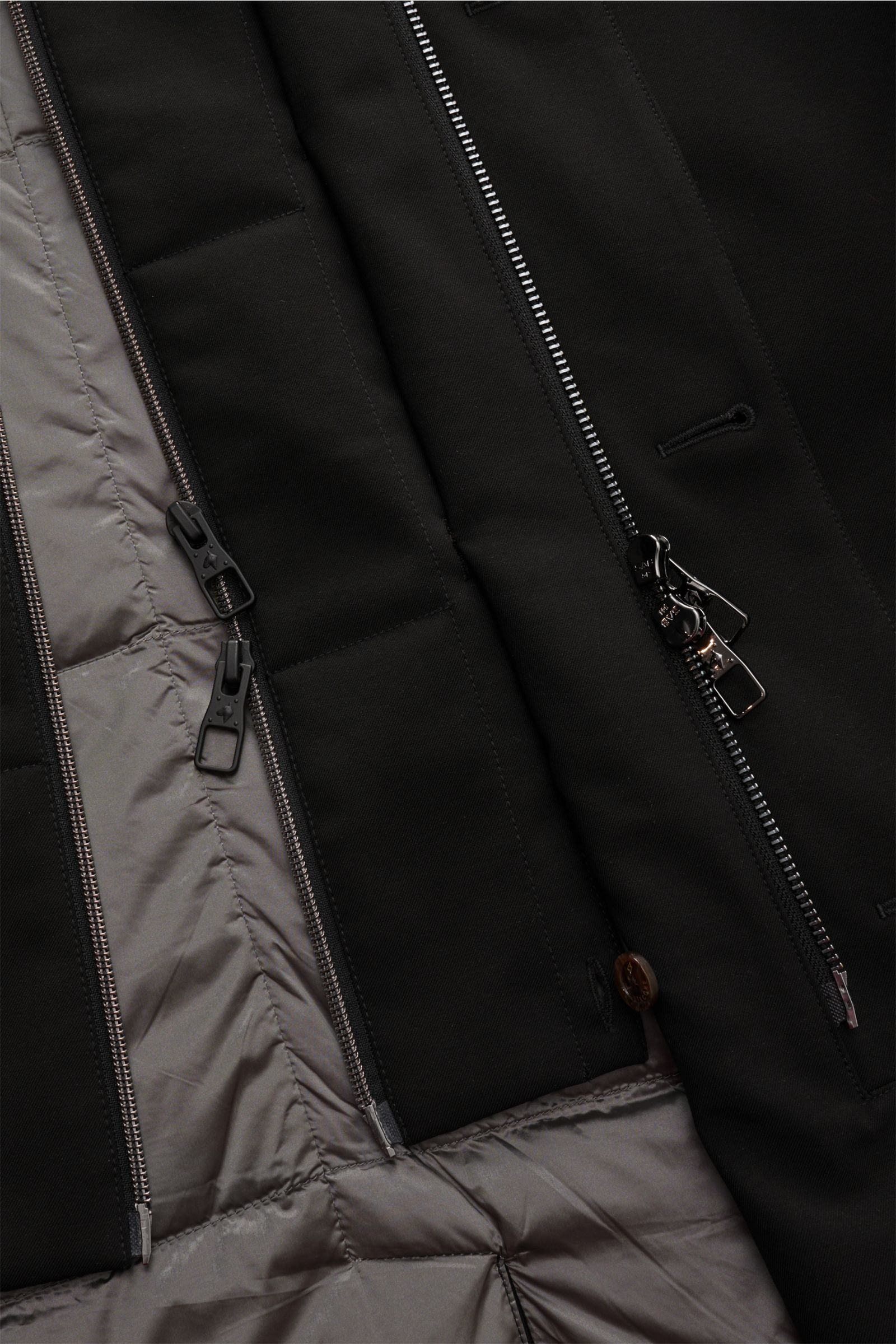 Montecore Daunen-Kurzmantel schwarz, Detailaufnahme der wind- und wasserabweisenden AeroTwill-Front mit herausnehmbarer Double-Front und Reißverschlüssen.