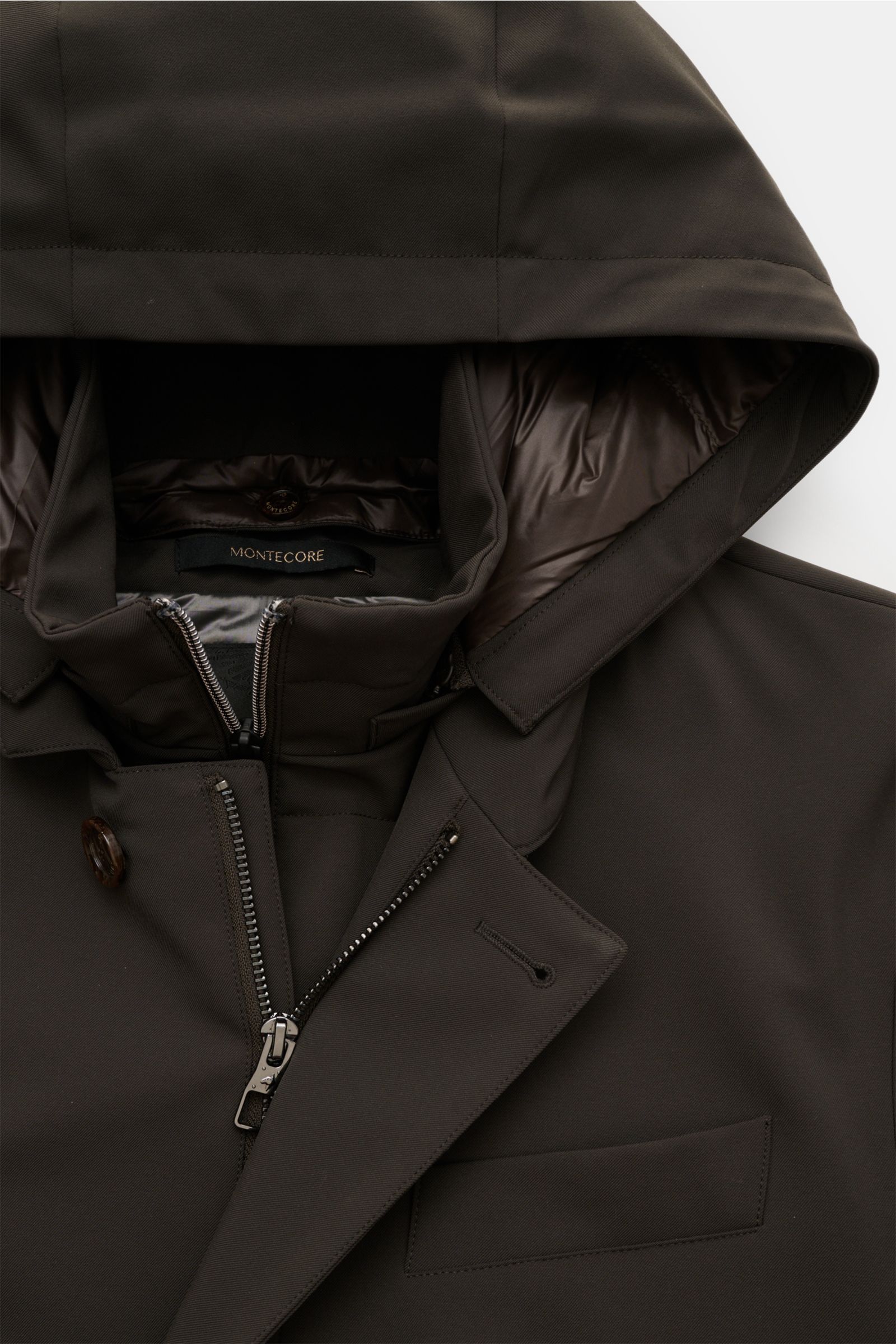 Montecore Daunenjacke dark olive, Nahaufnahme von oben, wind- und wasserabweisendes AeroTwill mit abnehmbarer Kapuze und Double-Front, Slim Fit, leichte Daunenfüllung.