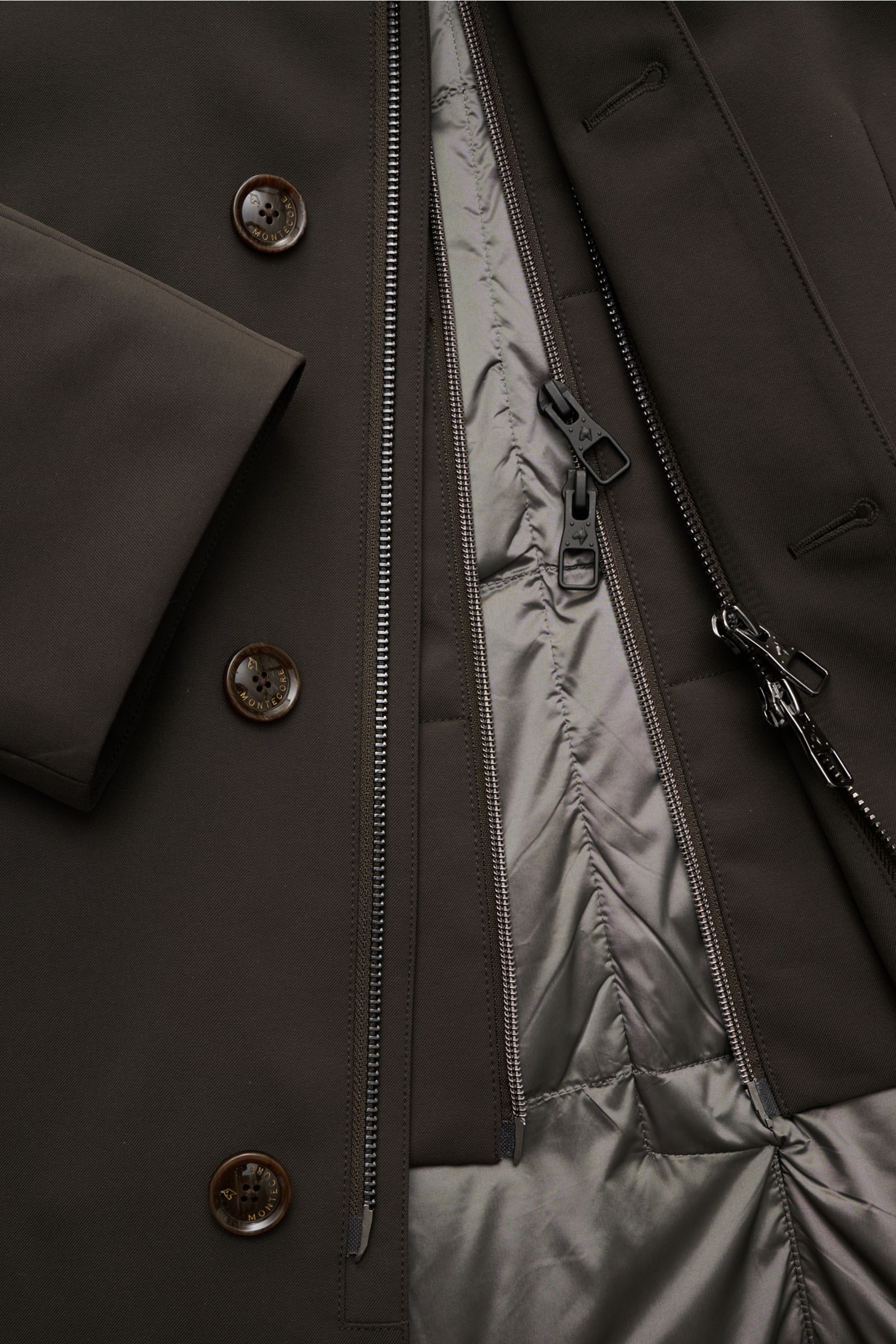 Montecore Daunenjacke dark olive, Nahaufnahme von innen und außen, AeroTwill, wind- und wasserabweisend, Double-Front, Kapuze, Slim Fit.