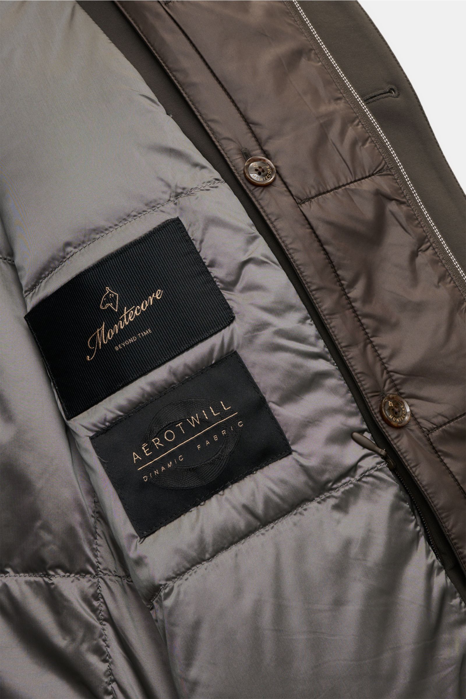 Innenansicht der Montecore Daunenjacke dark olive mit AeroTwill-Material, herausnehmbarer Double-Front und abnehmbarer Kapuze.