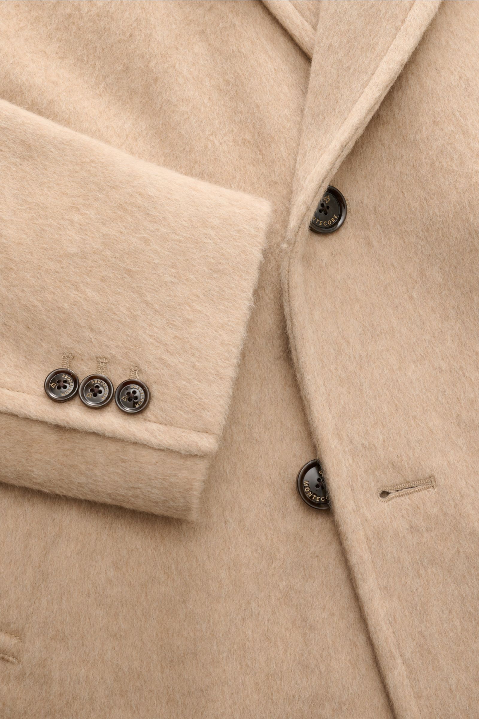 Montecore Daunen-Cabanjacke beige meliert, Nahaufnahme von Ärmel und frontalem Knopfbereich mit weichem Woll-Alpaka-Mix, Slim Fit, drei Knöpfe am Ärmel.