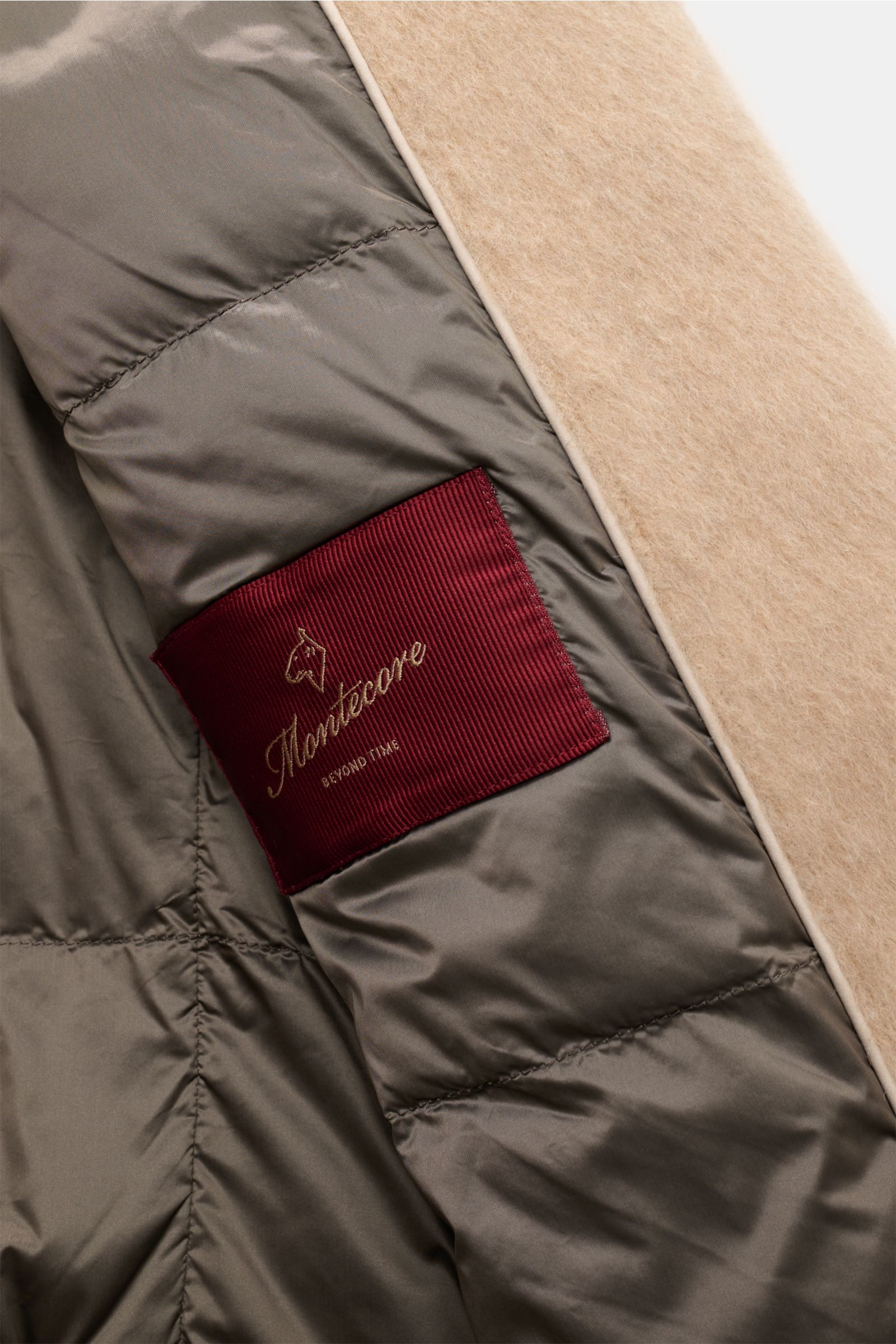 Montecore Daunen-Cabanjacke beige meliert, Detailaufnahme Innenfutter mit gestepptem Stoff und rotem Markenlabel, weicher Wollmix.