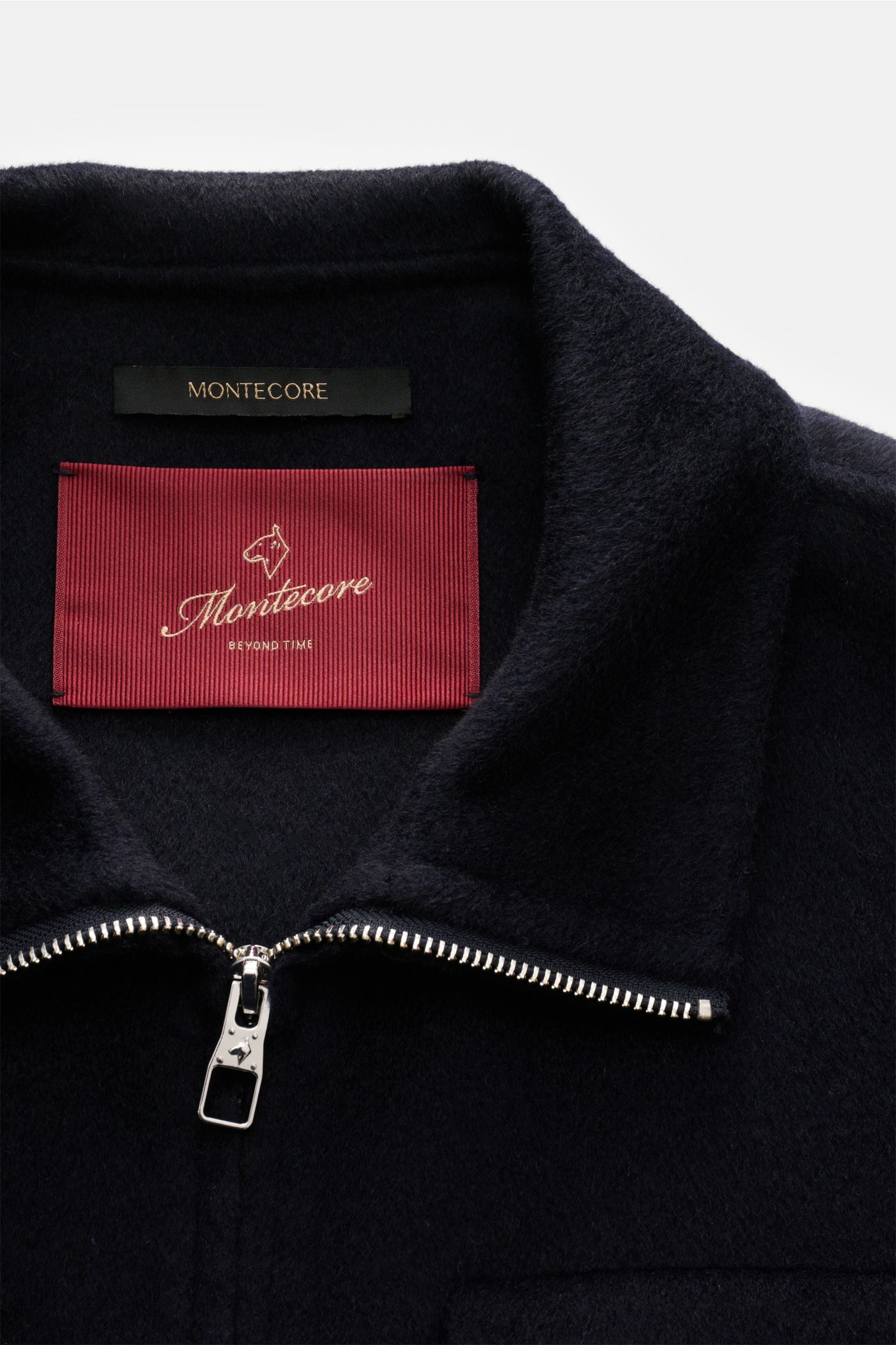 Close-up front view of the Montecore Cashmere jacket navy collar and robust two-way zip, showcasing pure cashmere and soft feel.

Description (not in alt tag): Classic lightweight jacket: MONTECORE understands the effect of a masculine design and has crea