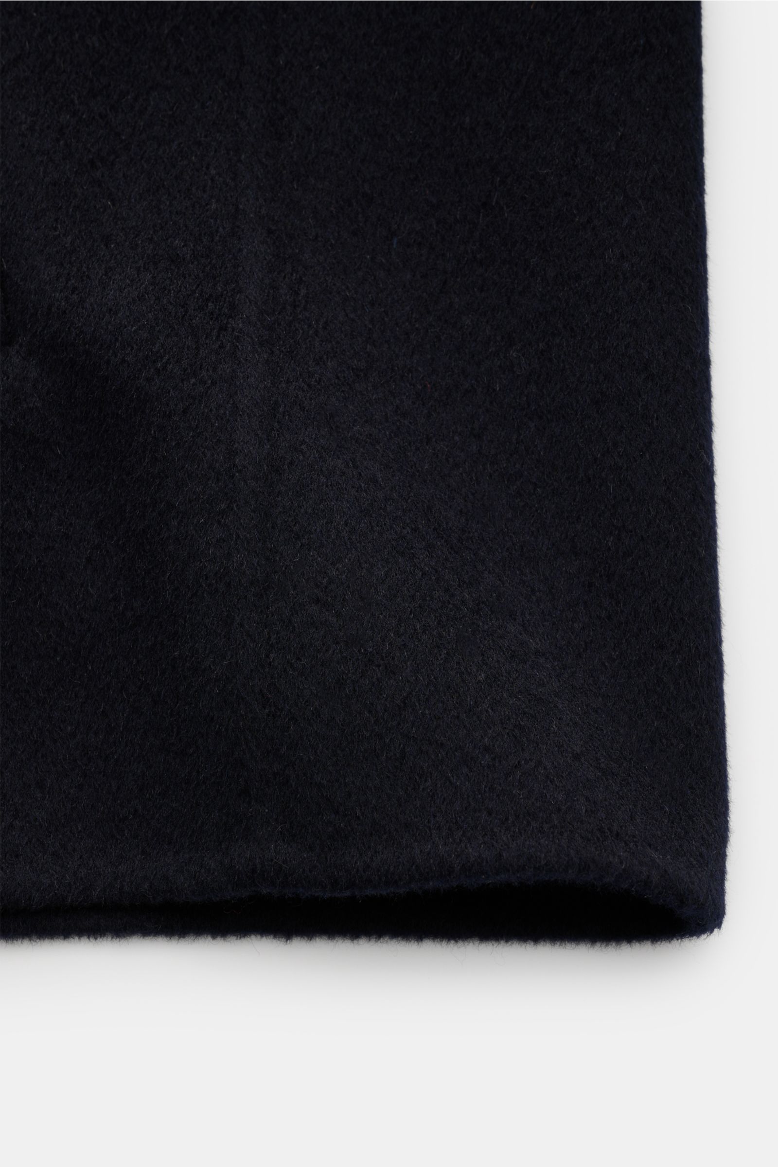 Close-up detail of the sleeve hem of the Montecore Cashmere jacket navy, showing its soft pure cashmere fabric and fine stitch from a side perspective. Classic lightweight jacket: MONTECORE understands the effect of a masculine design and has created this