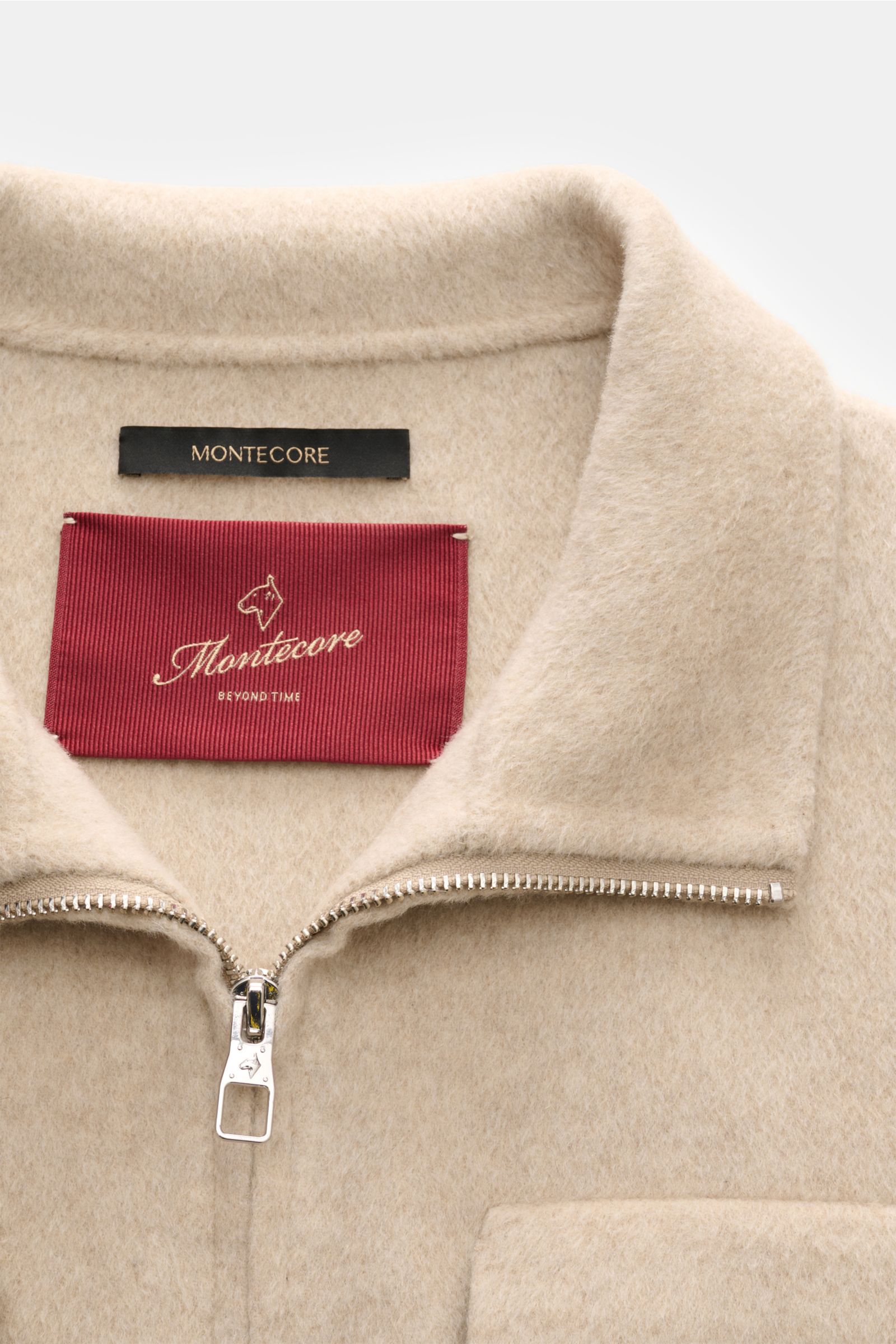 Montecore Cashmere Jacke beige aus reinem Cashmere, Slim Fit, weicher Griff, robuster Zwei-Wege-Reißverschluss, hochschließender Kragen, Detailaufnahme von oben.