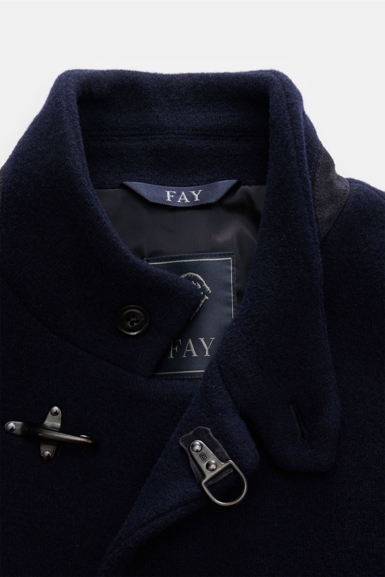 Nahaufnahme der Fay Jacke 'Duty Jacket' navy von oben, zeigt Stehkragen, Karabinerverschluss, Woll-Microfaser-Jersey und weichen Griff.