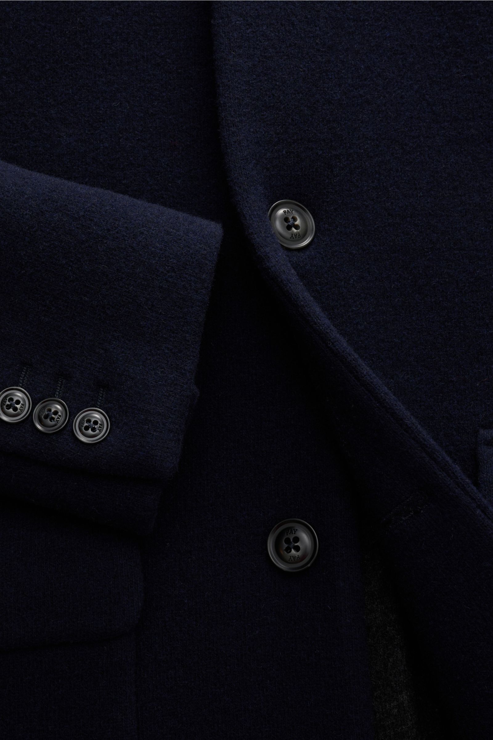 Nahaufnahme der Fay Jacke 'Duty Jacket' navy in Slim Fit aus weichem Jersey-Woll-Microfaser-Mix mit Knöpfen und Karabinerverschluss.