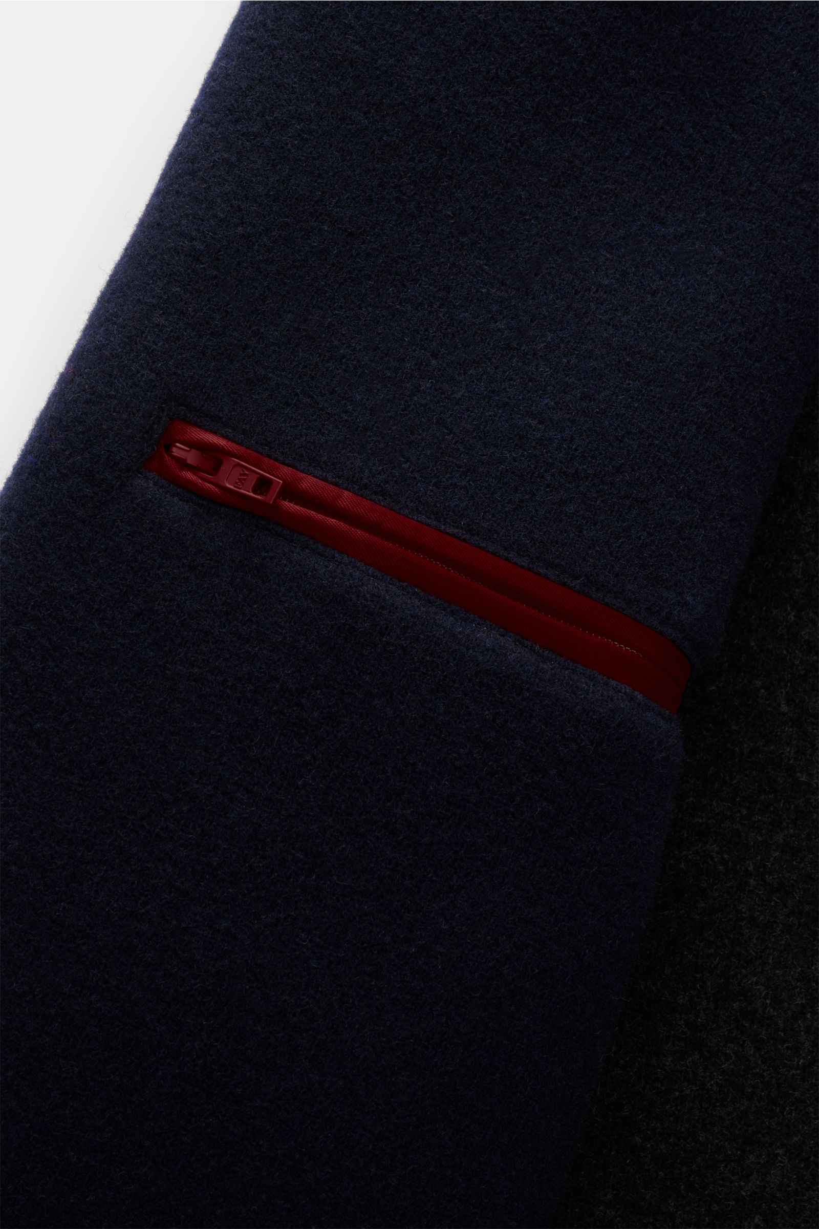 Nahaufnahme der Fay Jacke 'Duty Jacket' navy aus Woll-Microfaser-Jersey, Fokus auf rote Innentasche mit Reißverschluss, Detail von innen.