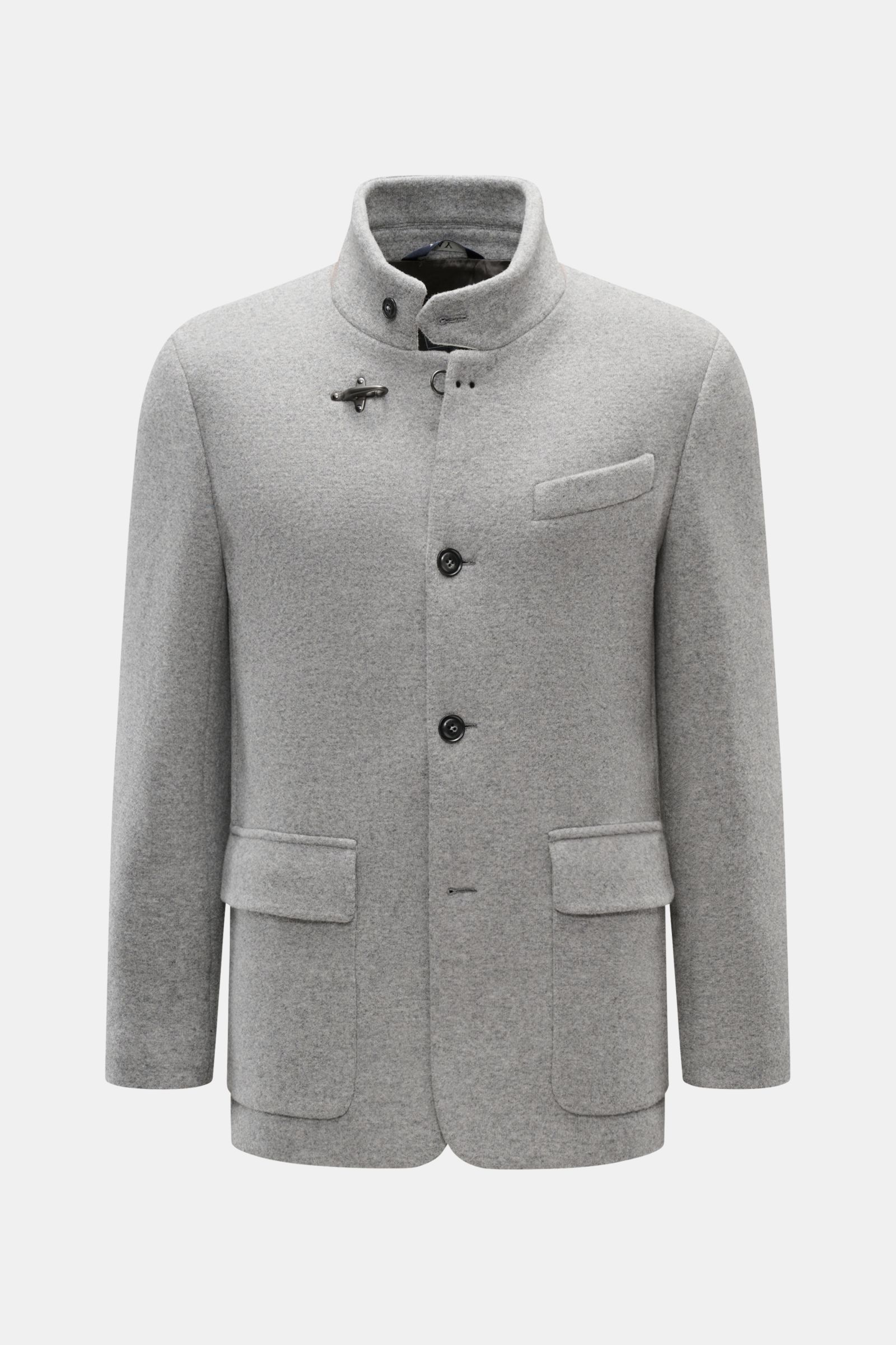 Fay Jacke 'Duty Jacket' grau meliert, frontal fotografiert, Slim Fit, Jersey aus Wolle/Microfaser, Stehkragen mit Karabinerverschluss, drei Knöpfe, Brusttasche, Hüfttaschen, lederbesetzter Kragen.