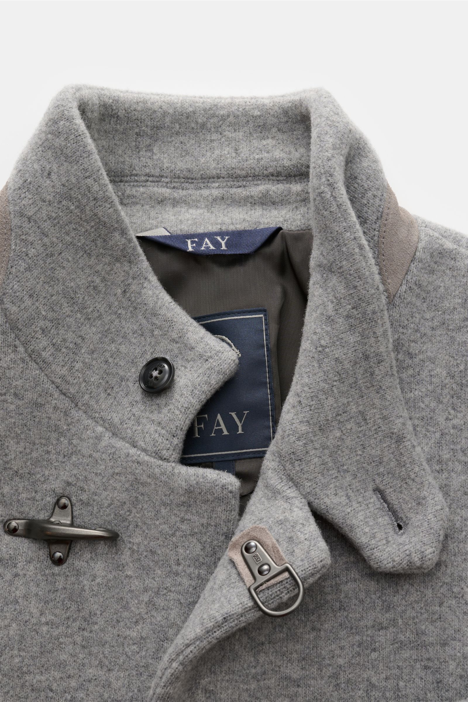 Nahaufnahme der Fay Jacke 'Duty Jacket' grau meliert von oben, zeigt Stehkragen, Karabinerverschluss und Jersey aus Woll-Microfaser-Mix.