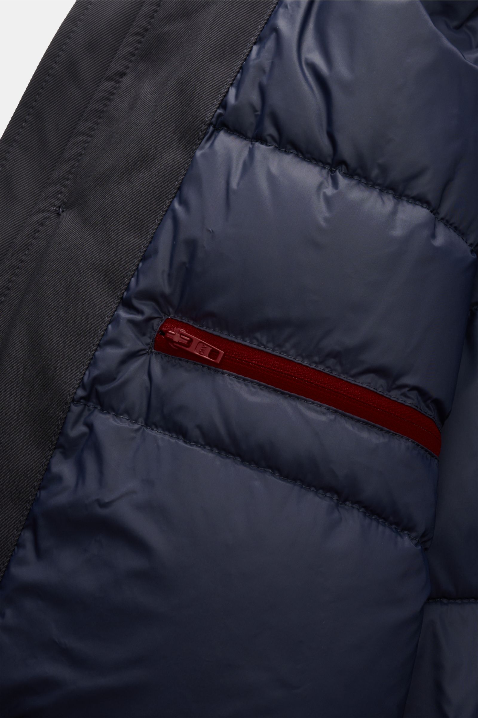 Innenseite der Fay Daunenjacke 'Hooded Caban' navy mit elastischem Microfaserfutter und rotem Reißverschluss der Innentasche.