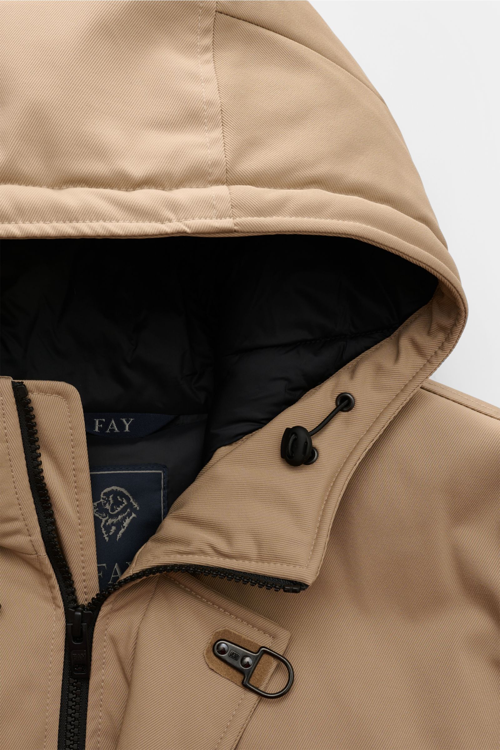 Fay Daunenjacke 'Hooded Caban' sand, Detailaufnahme von oben, Kapuze mit wattierter Innenfütterung, leichter Daunenfüllung, Zwei-Wege-Reißverschluss, elastische Microfaser.